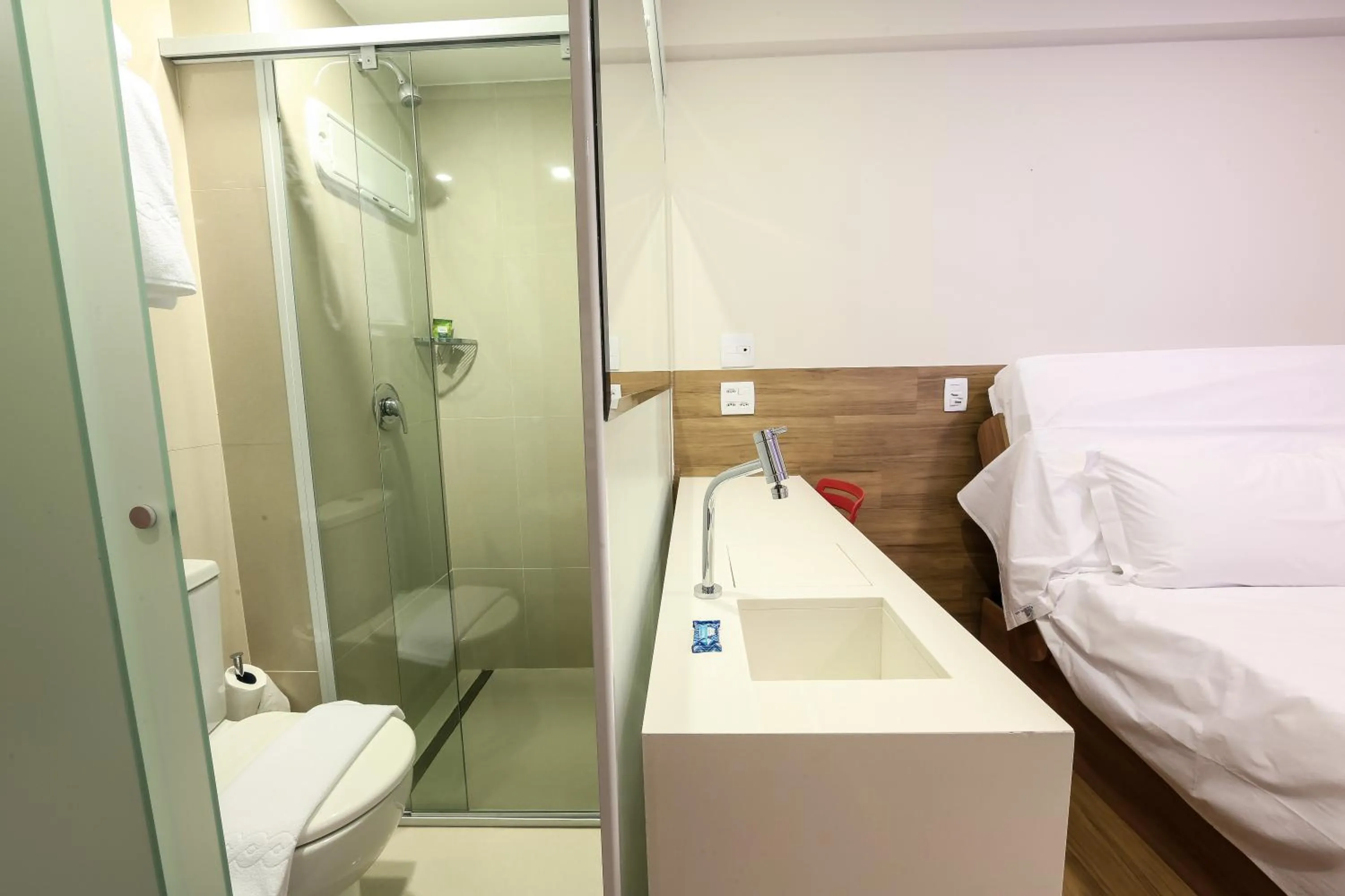 Shower, Bed in i5 Hotel Águas Claras