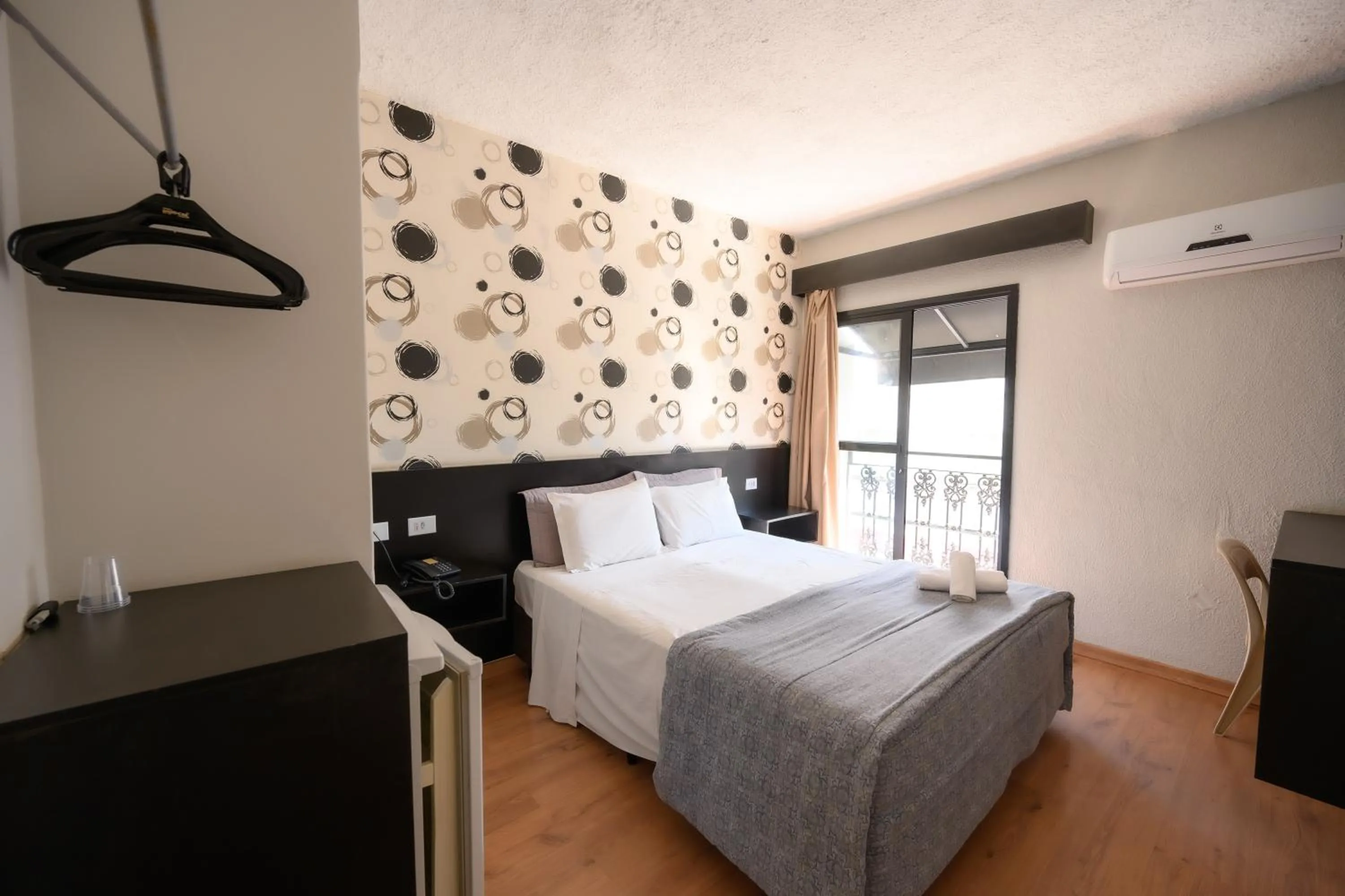 Photo of the whole room, Bed in Hotel Colonial