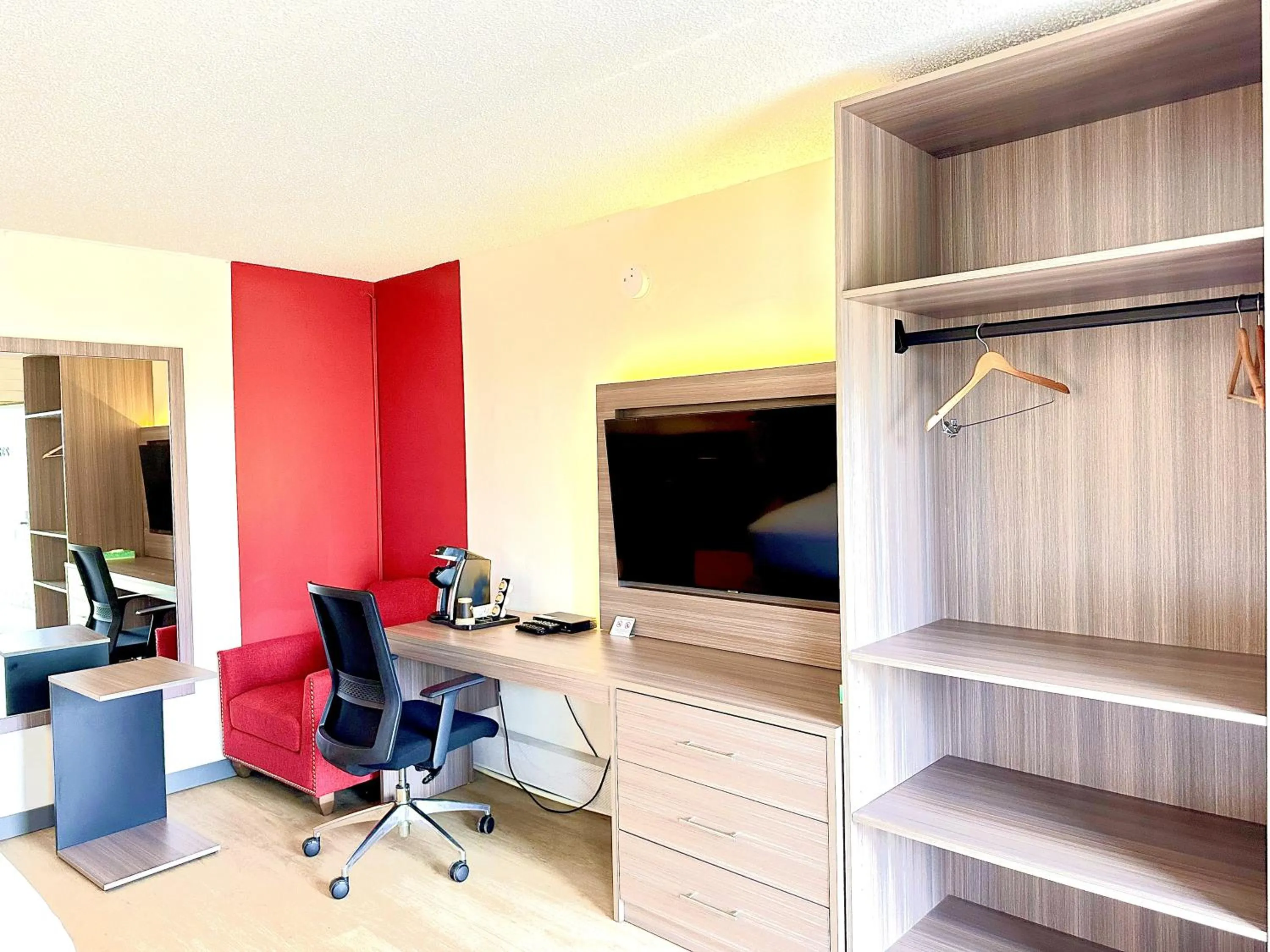 Living room in Westport Inn