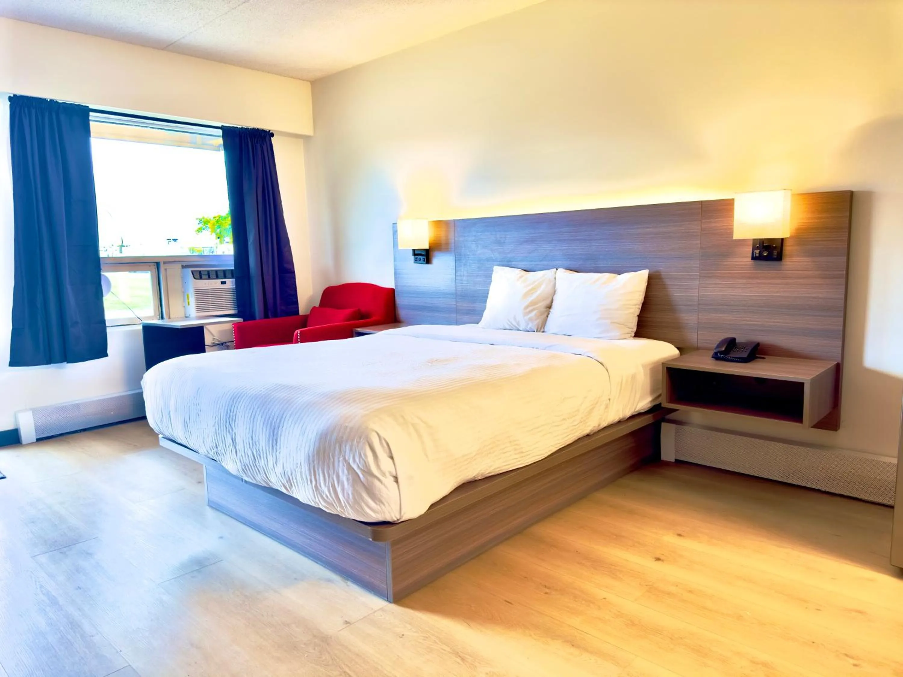 Bedroom, Bed in Westport Inn