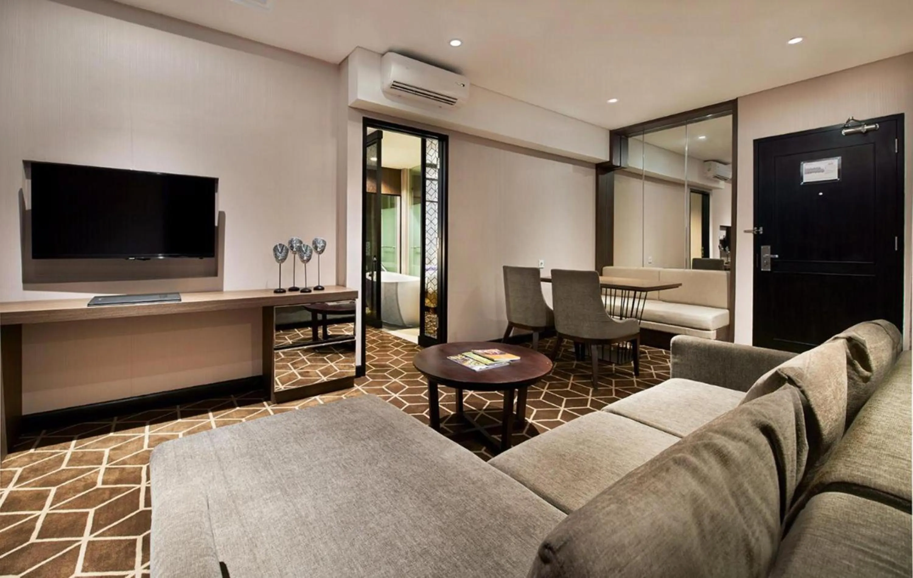 Swimming pool in Swiss-Belinn Tunjungan Surabaya