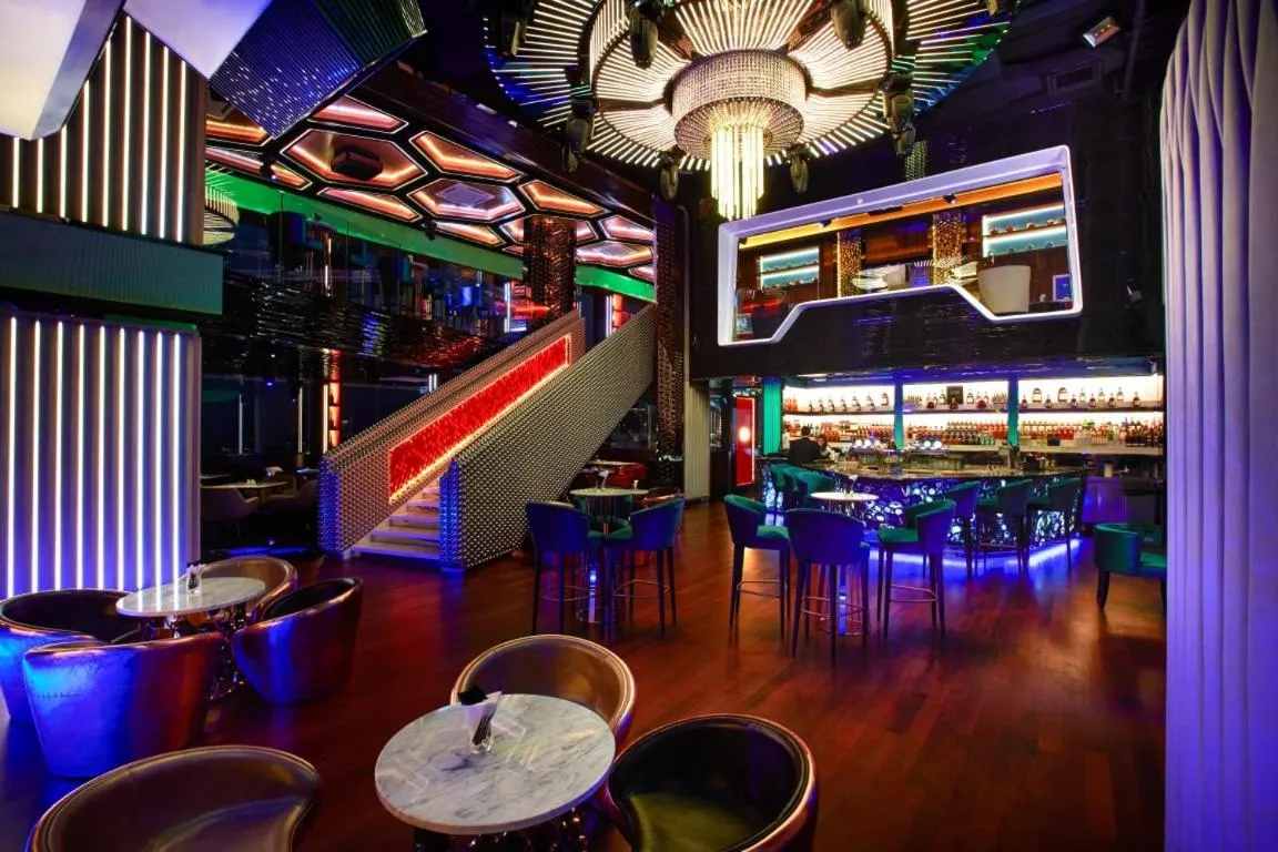 Restaurant/places to eat in THE FACE Suites Hotel