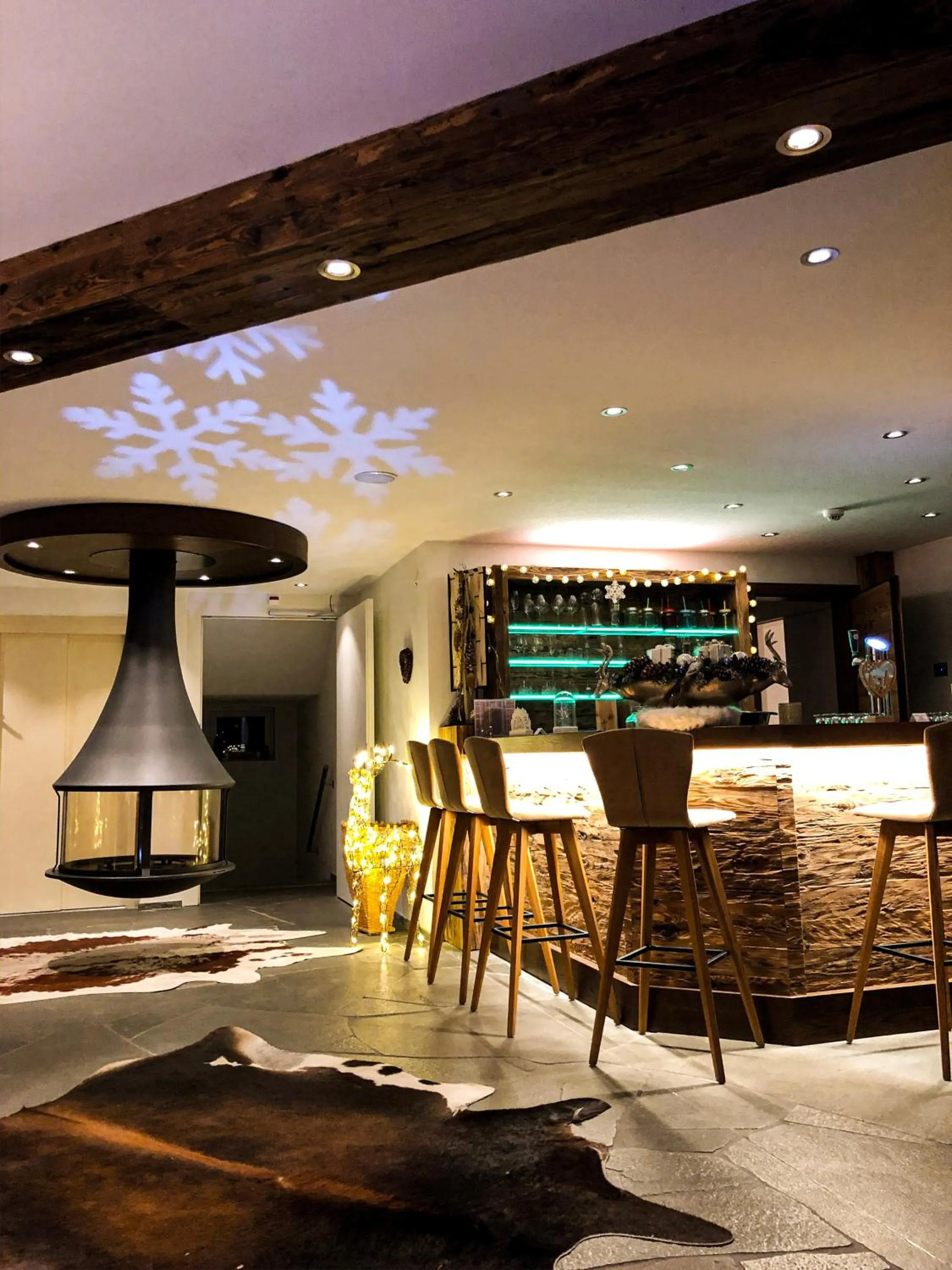Lounge or bar in Panorama Ski Lodge