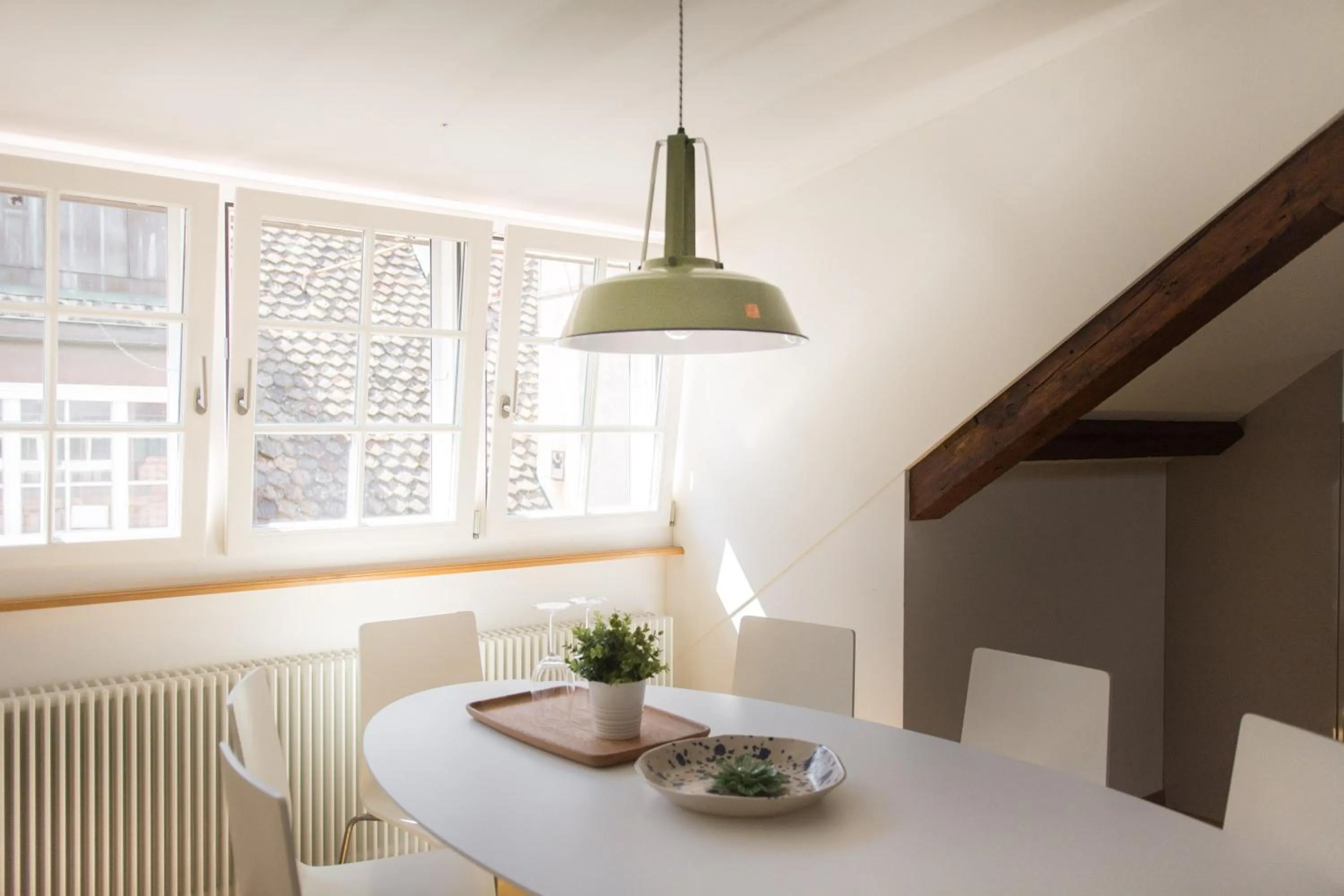 Dining area in Lake Side Location Bellevue