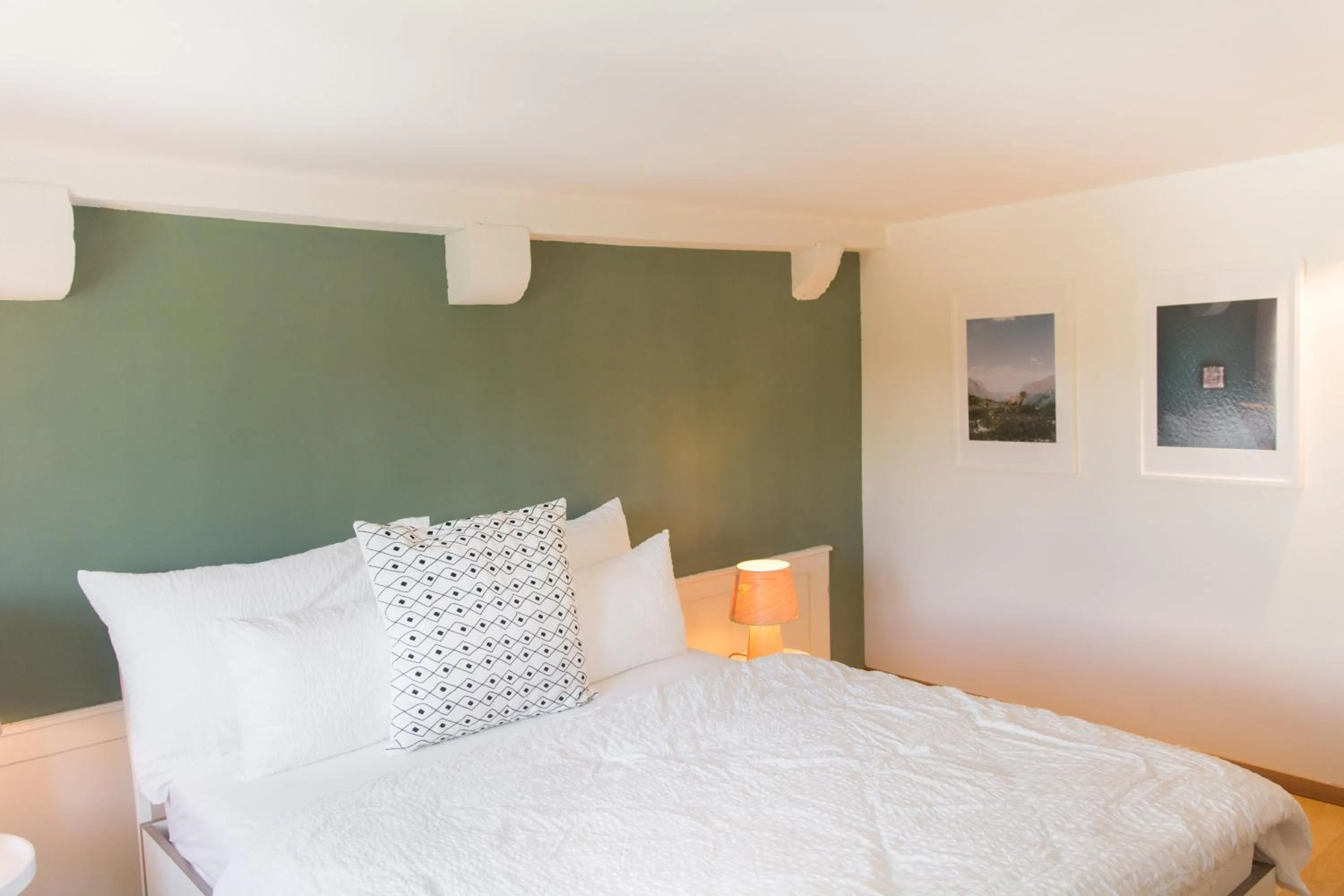 Bedroom, Bed in Lake Side Location Bellevue