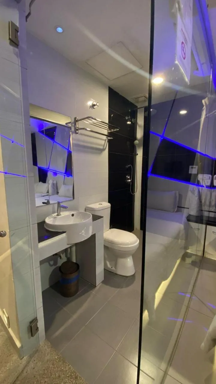 Toilet in Hotel Vevo Puchong Malaysia