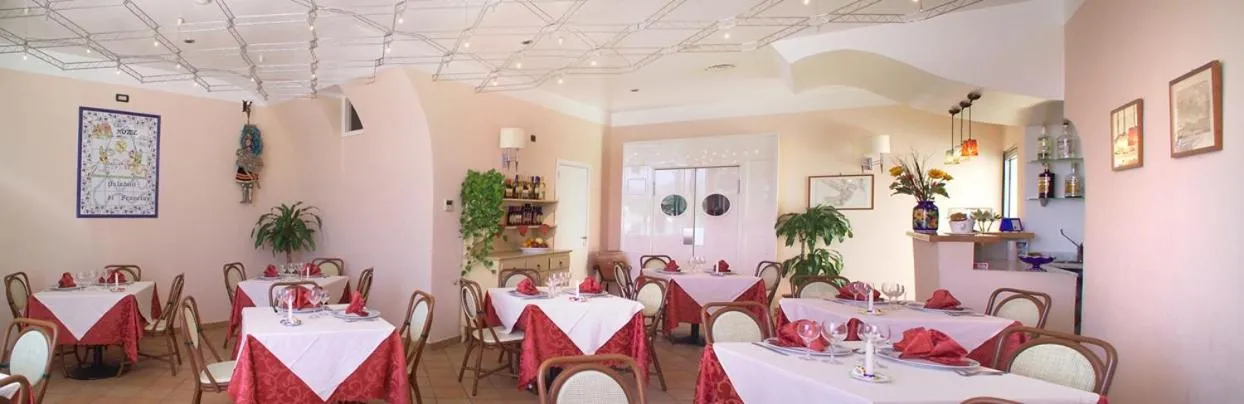 Restaurant/places to eat in Hotel Paladini di Francia