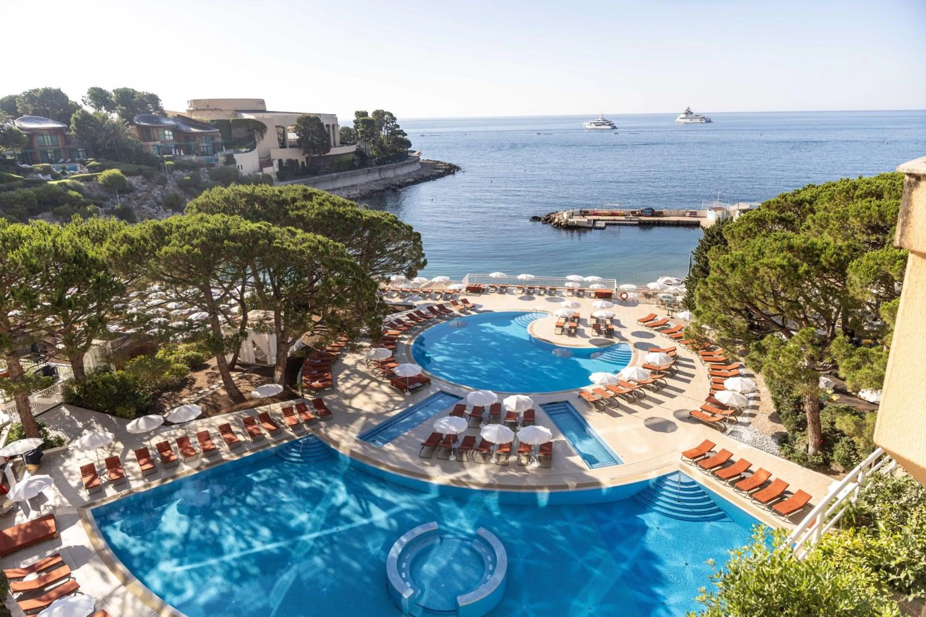 Swimming pool in Le Méridien Beach Plaza