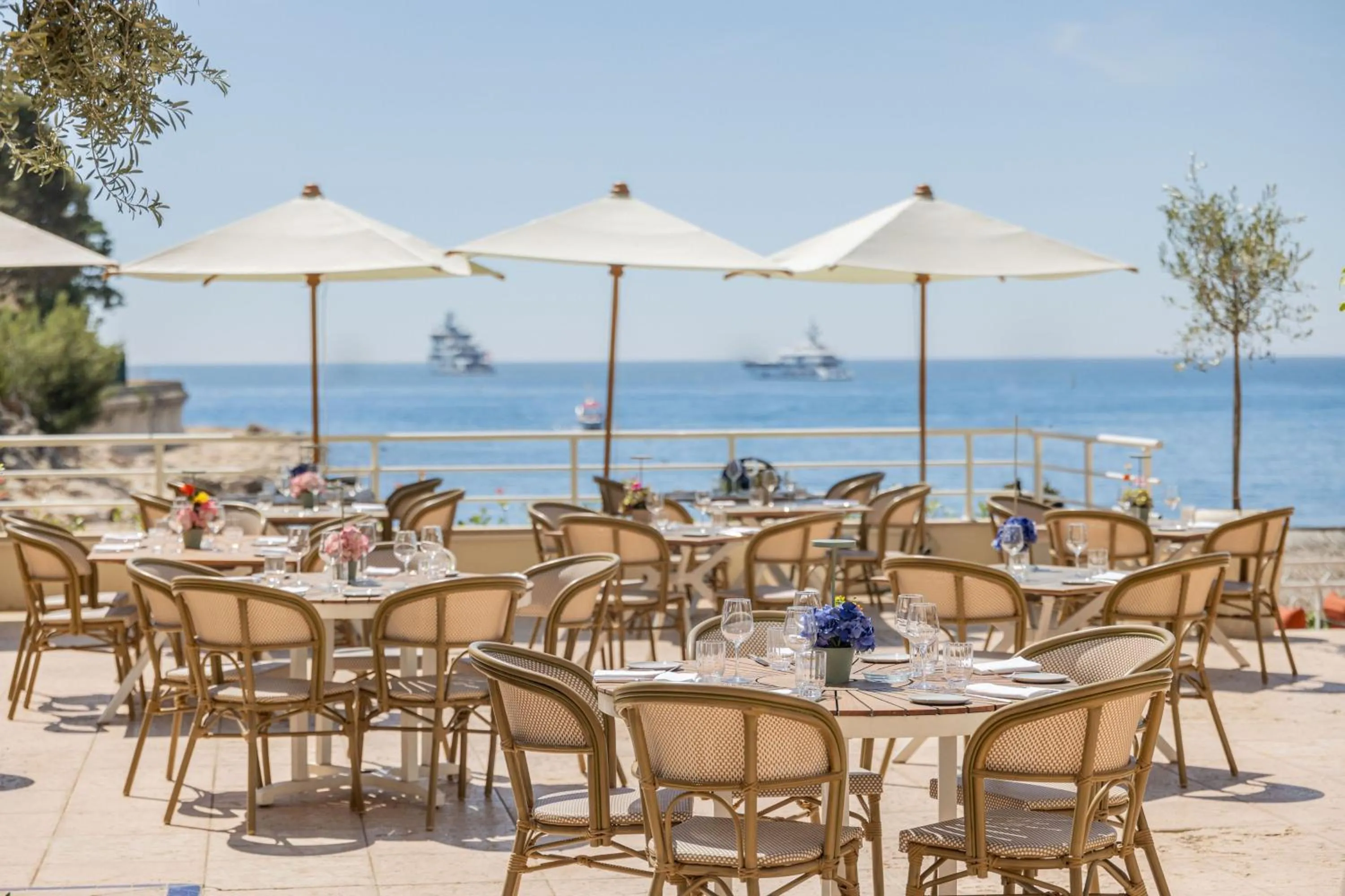 Restaurant/places to eat in Le Méridien Beach Plaza