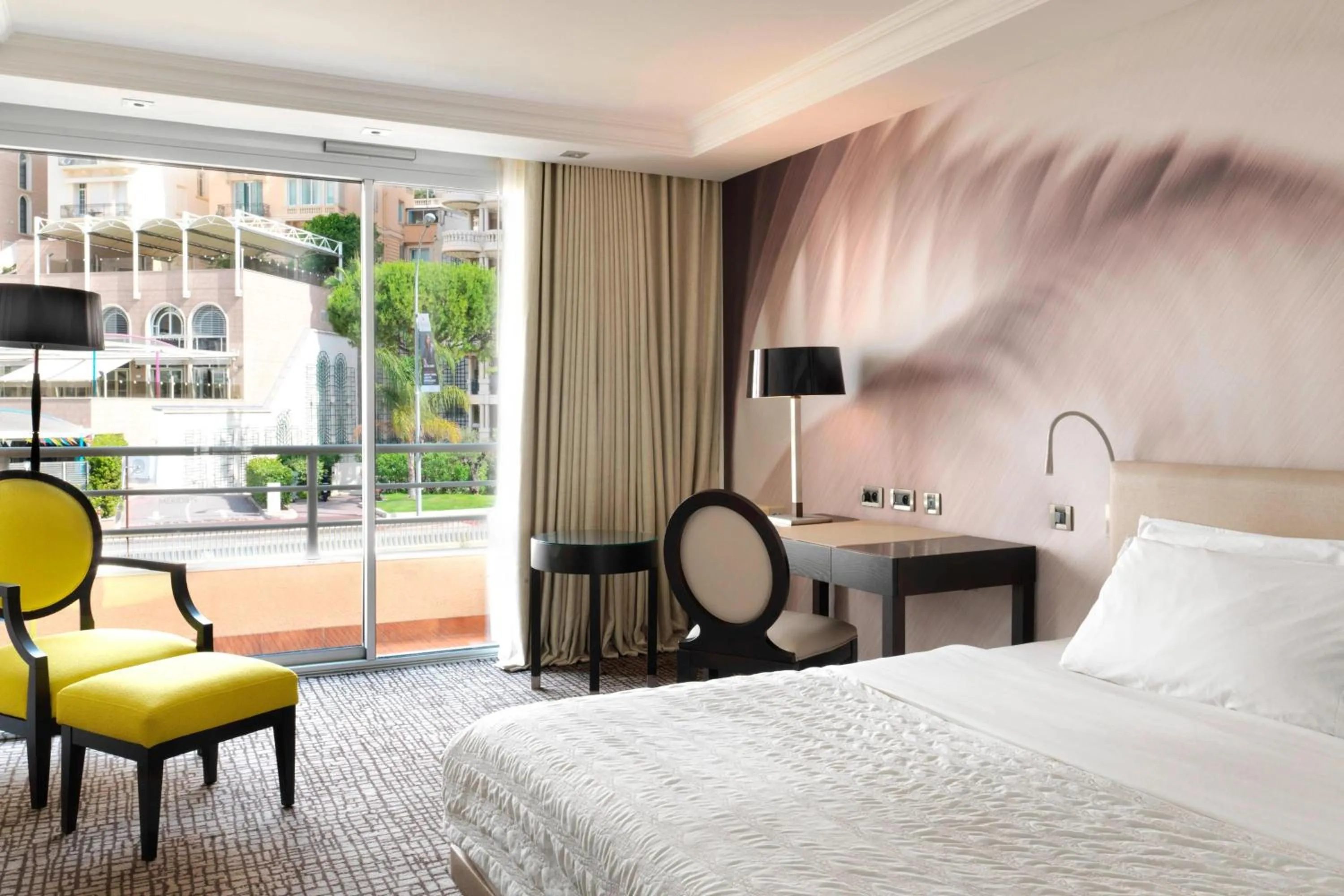 Photo of the whole room, Bed in Le Méridien Beach Plaza