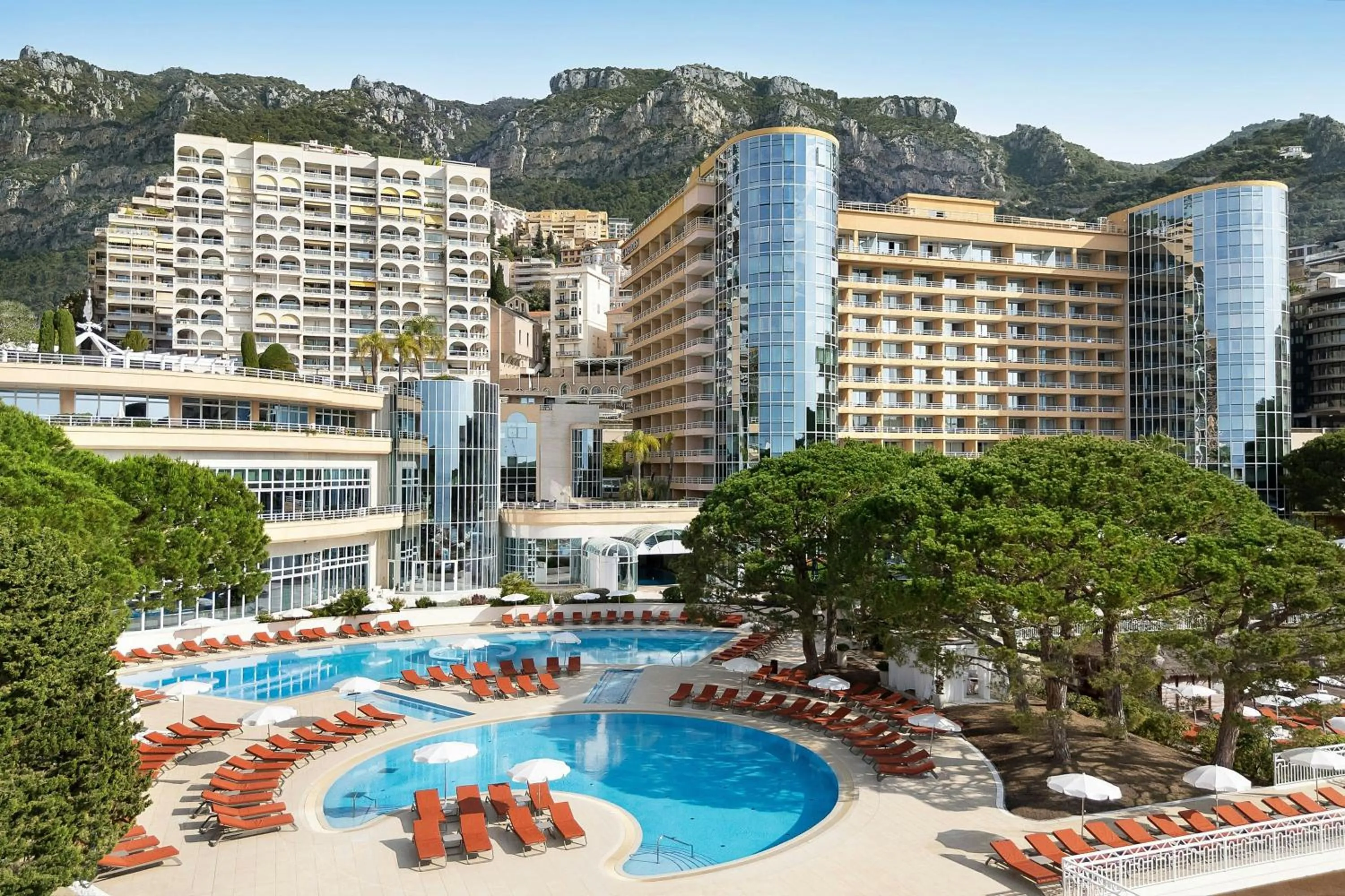 Swimming pool in Le Méridien Beach Plaza