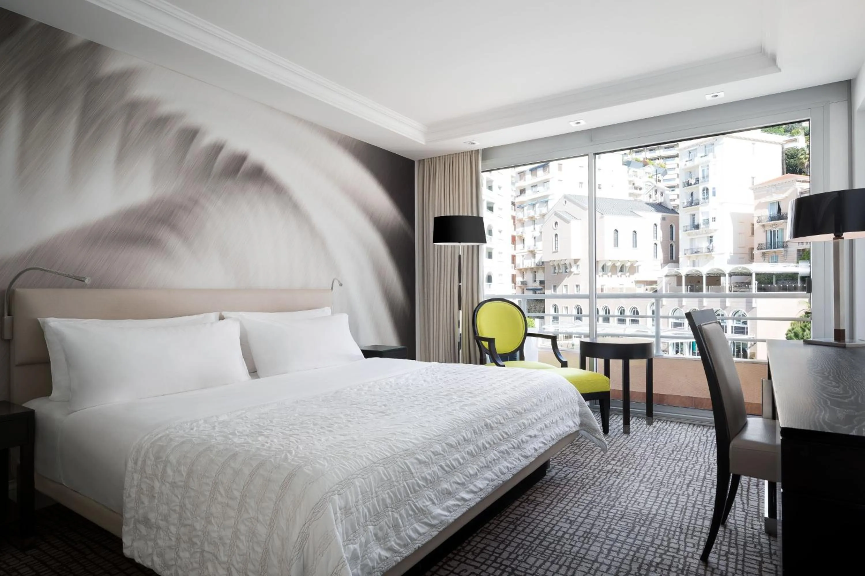 Photo of the whole room, Bed in Le Méridien Beach Plaza