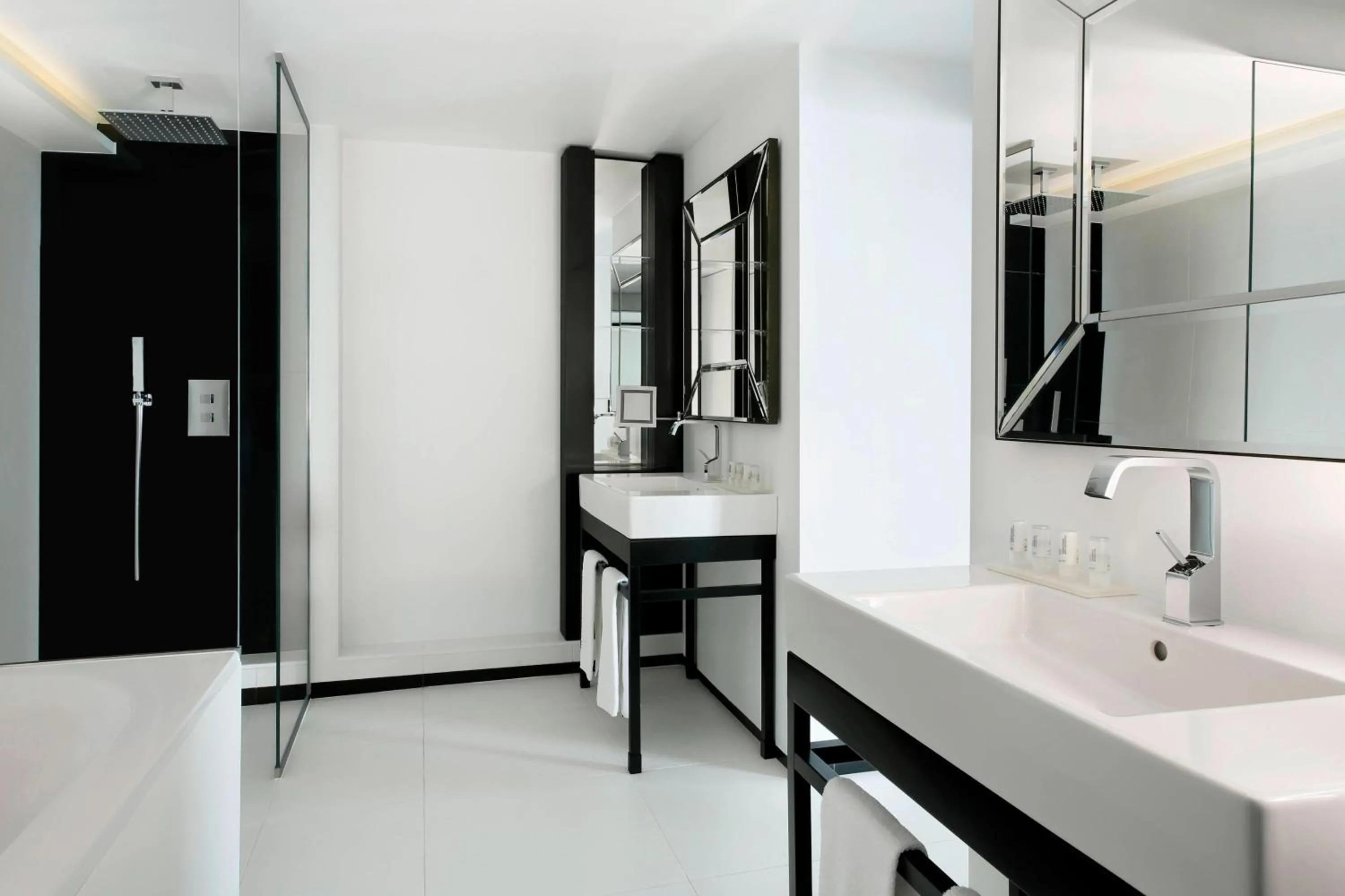 Bathroom in Le Méridien Beach Plaza