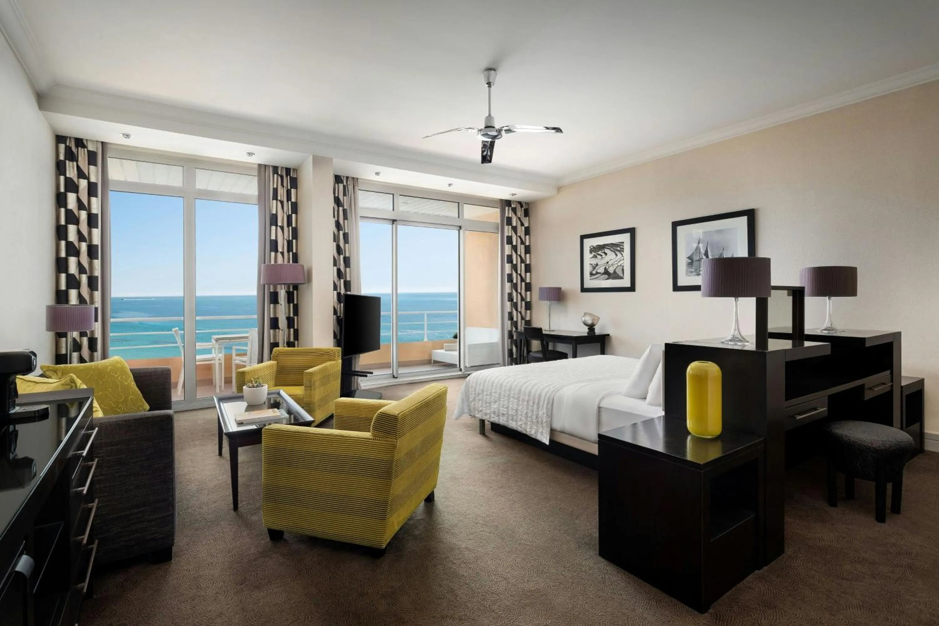 Photo of the whole room, Bed in Le Méridien Beach Plaza