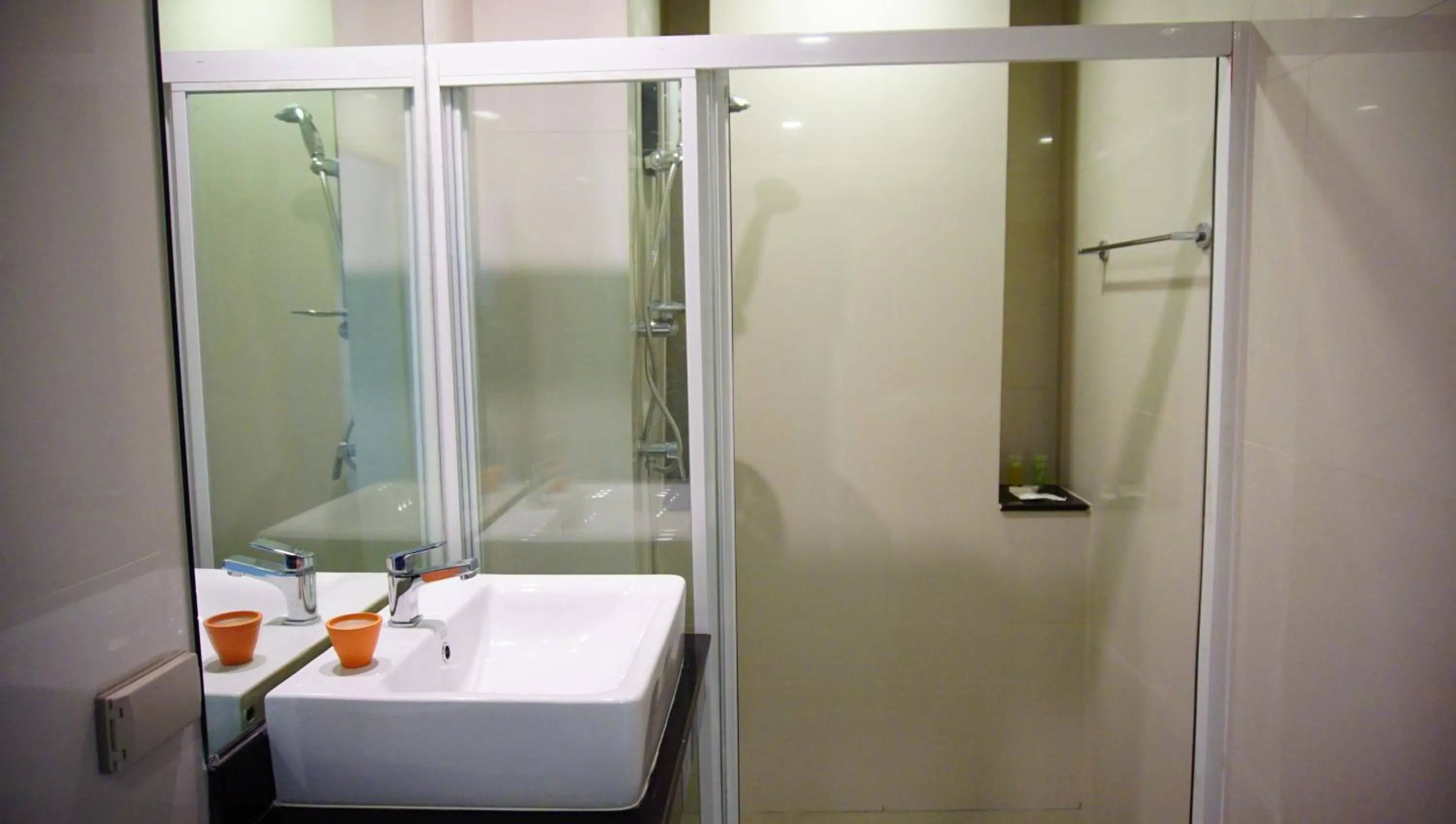 Shower in 185 Residence