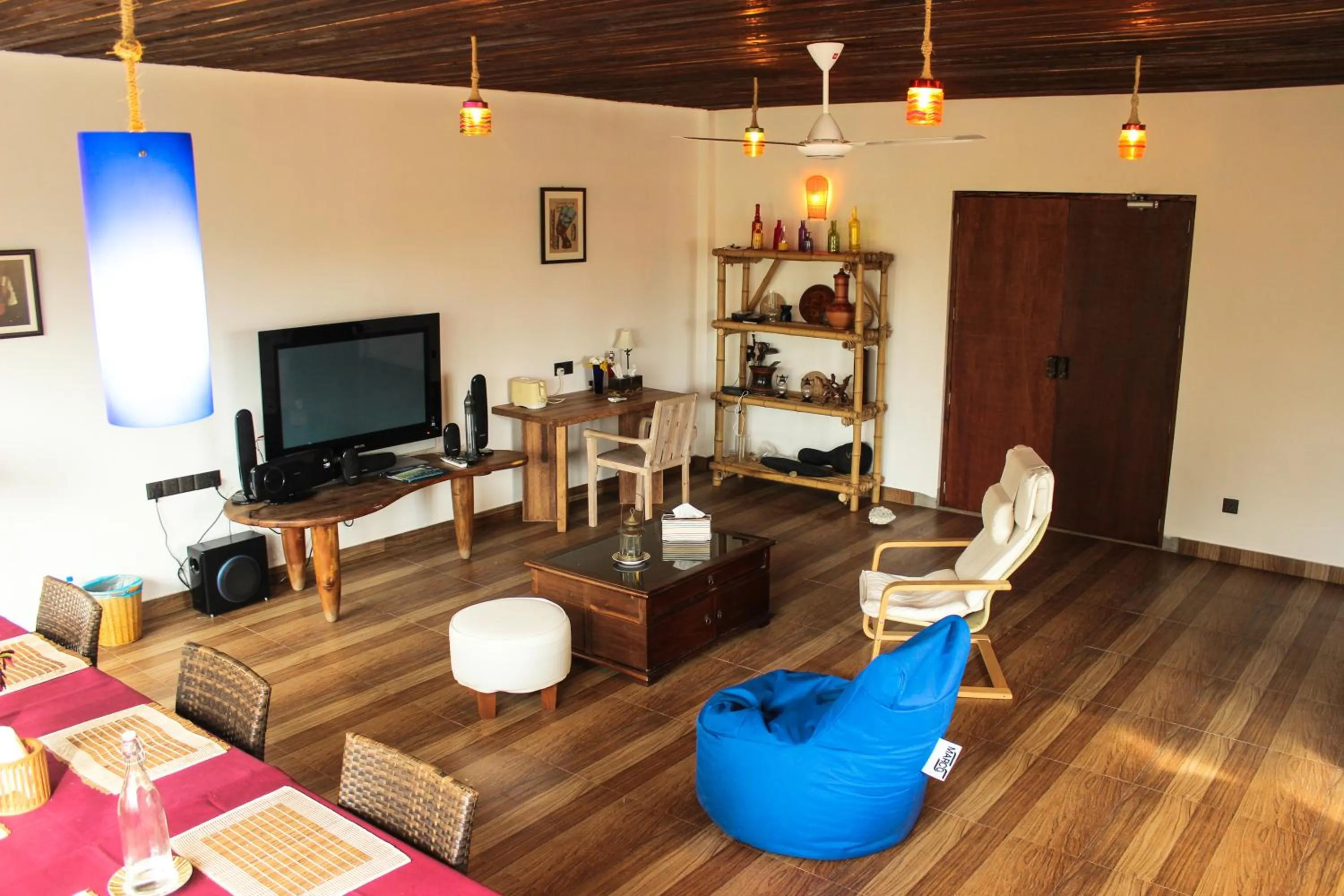 Restaurant/places to eat in Cerulean View Residence