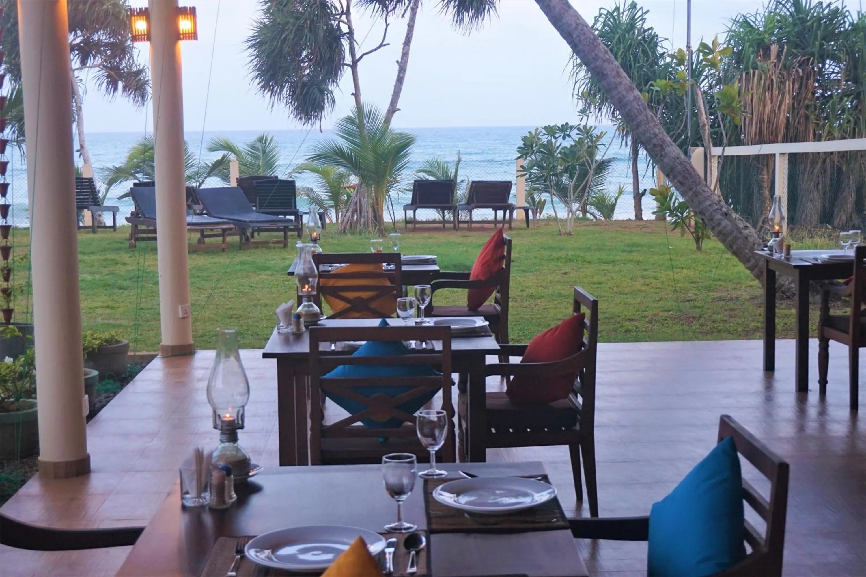 Restaurant/Places to Eat in Lanka Beach Bungalows