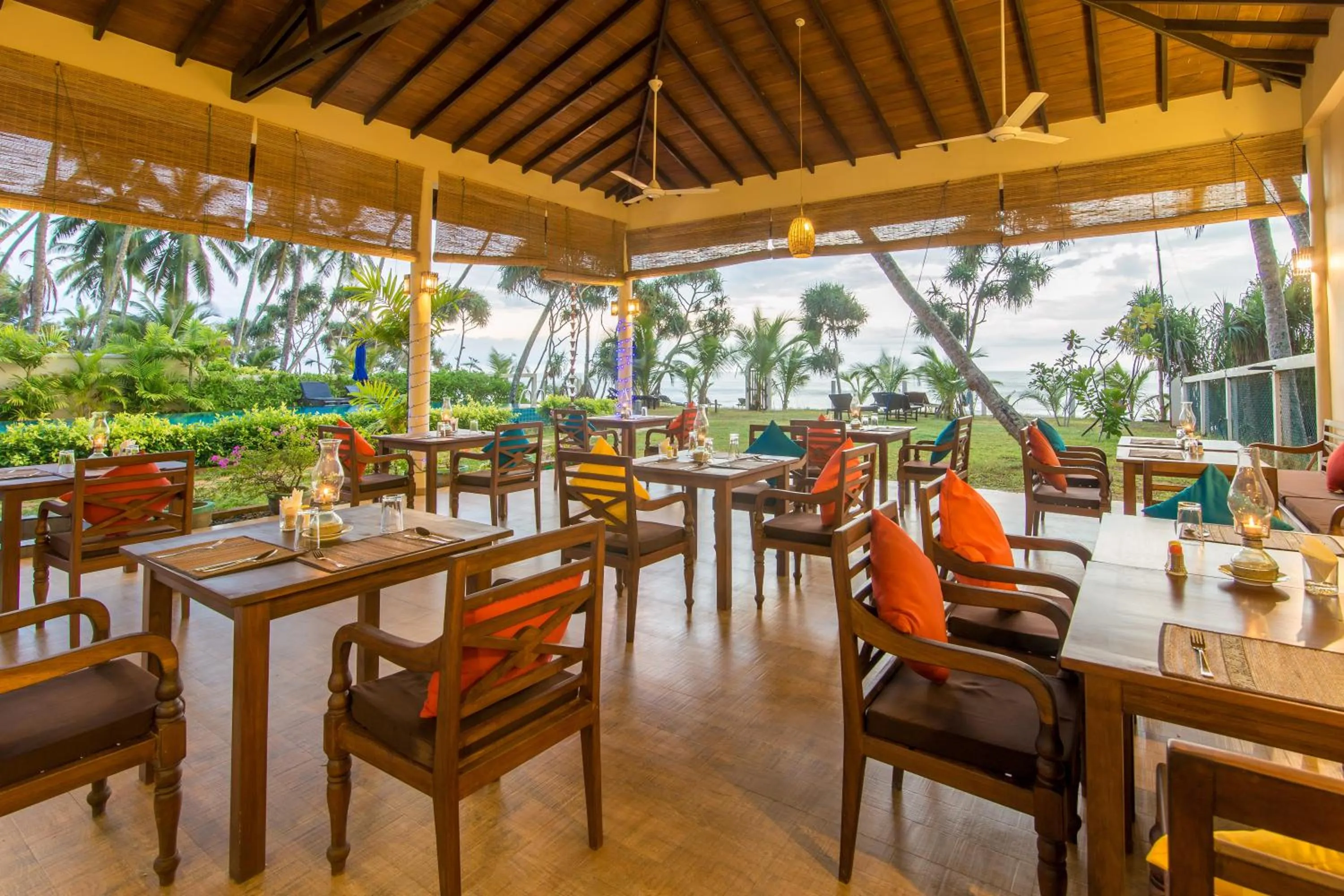 Restaurant/Places to Eat in Lanka Beach Bungalows