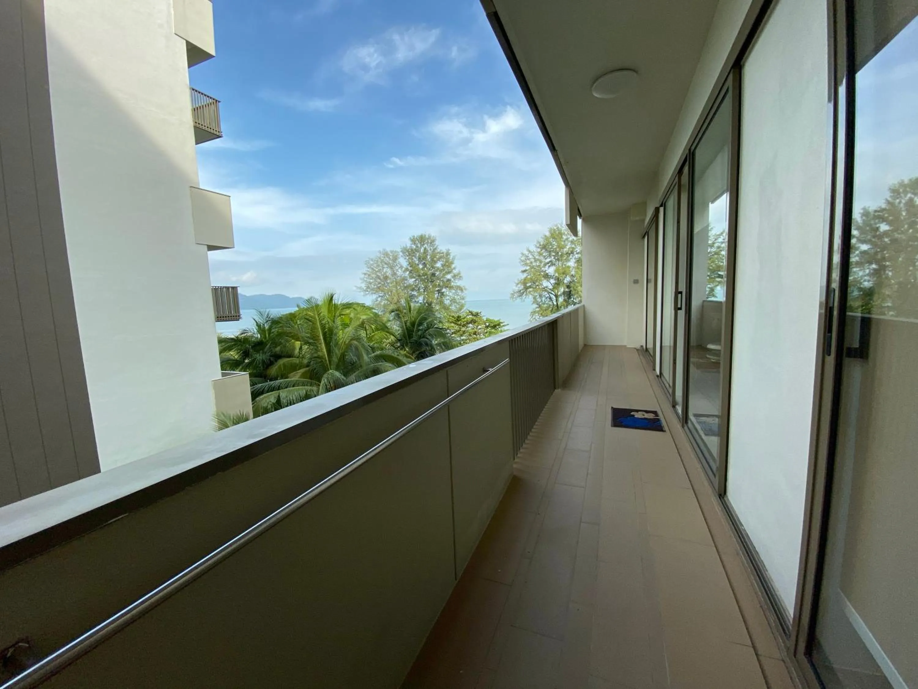 By The Sea @ Cozy Beachfront Home