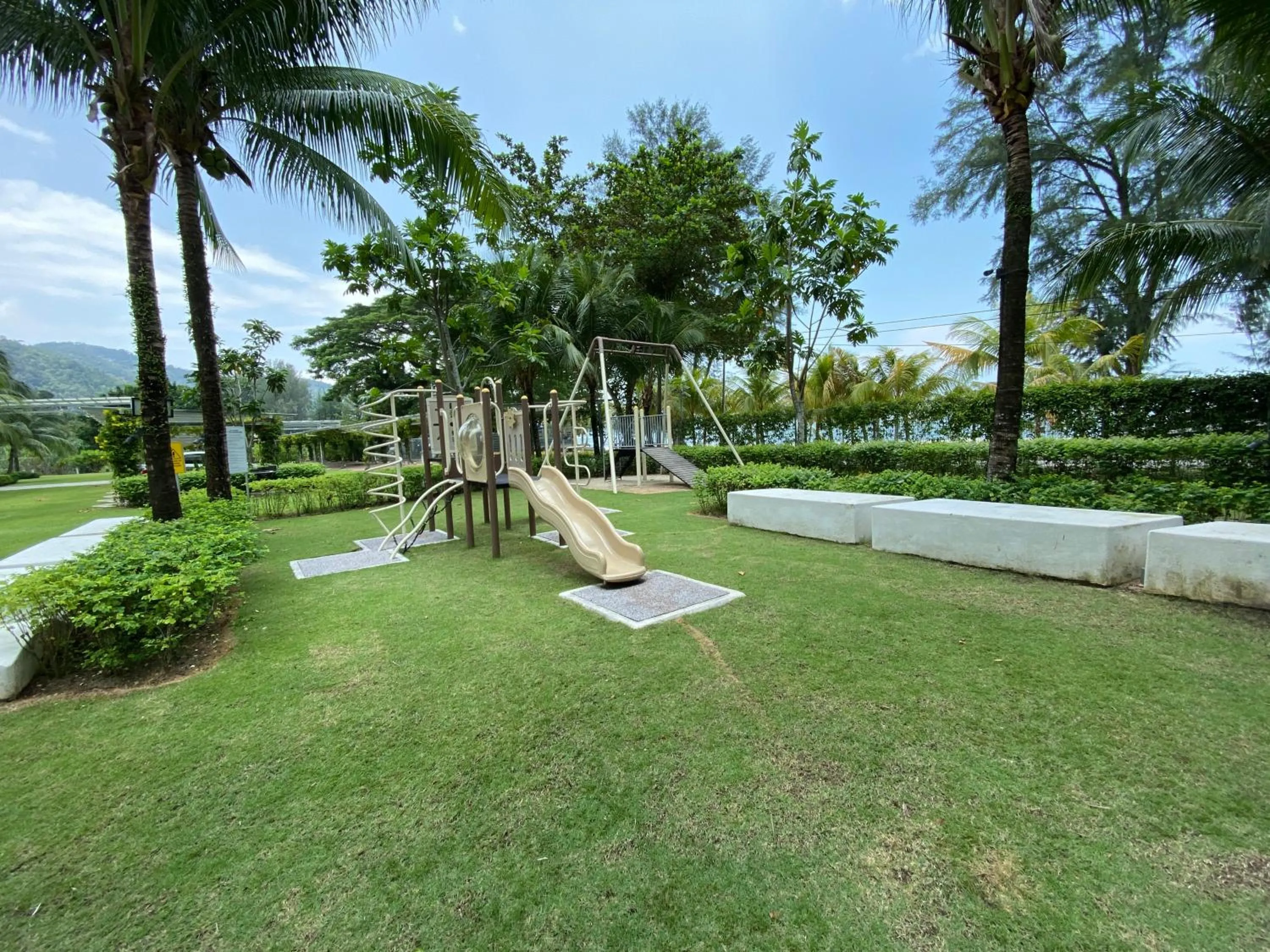 By The Sea @ Cozy Beachfront Home