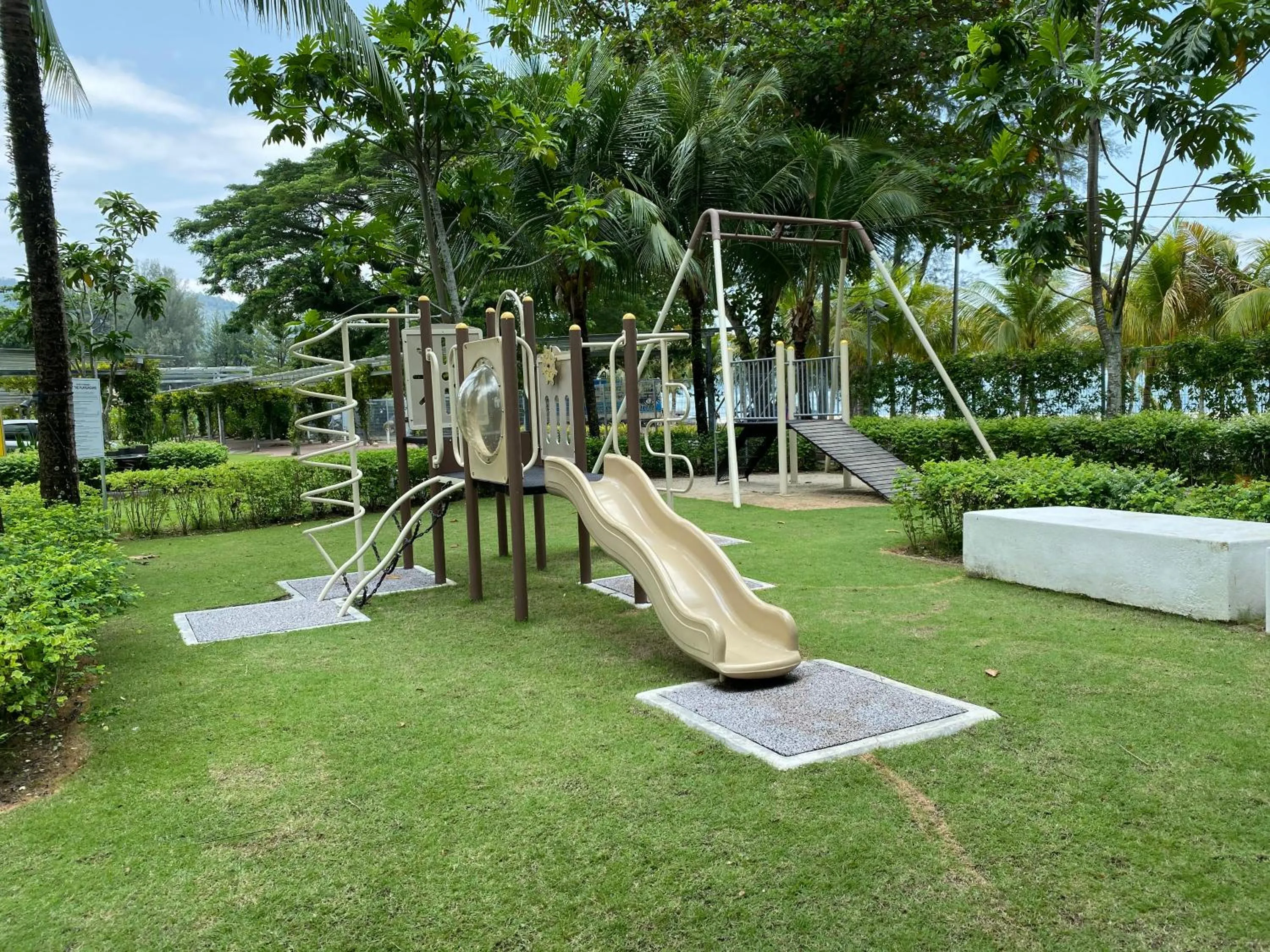 By The Sea @ Cozy Beachfront Home