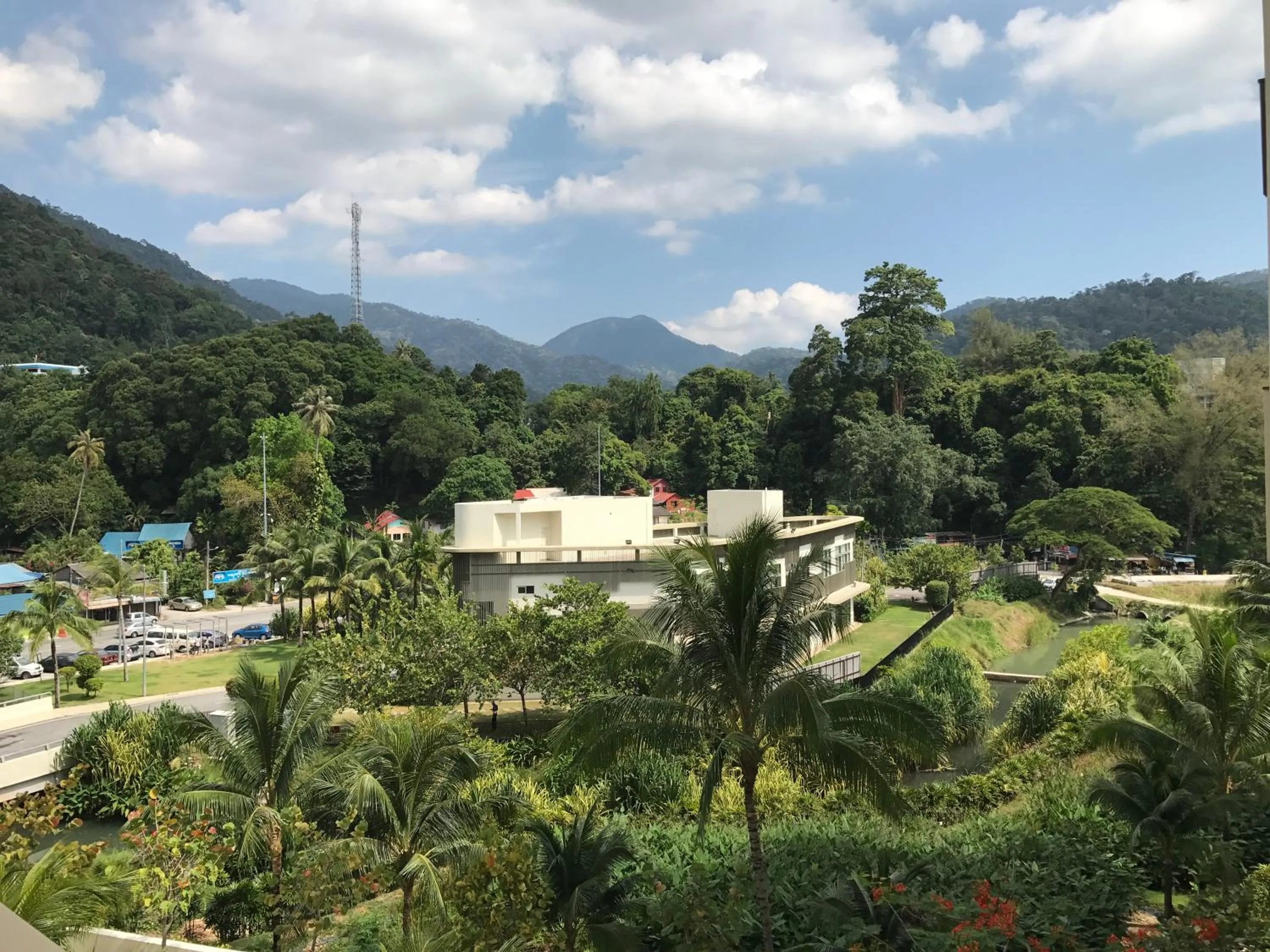 By The Sea @ Cozy Beachfront Home