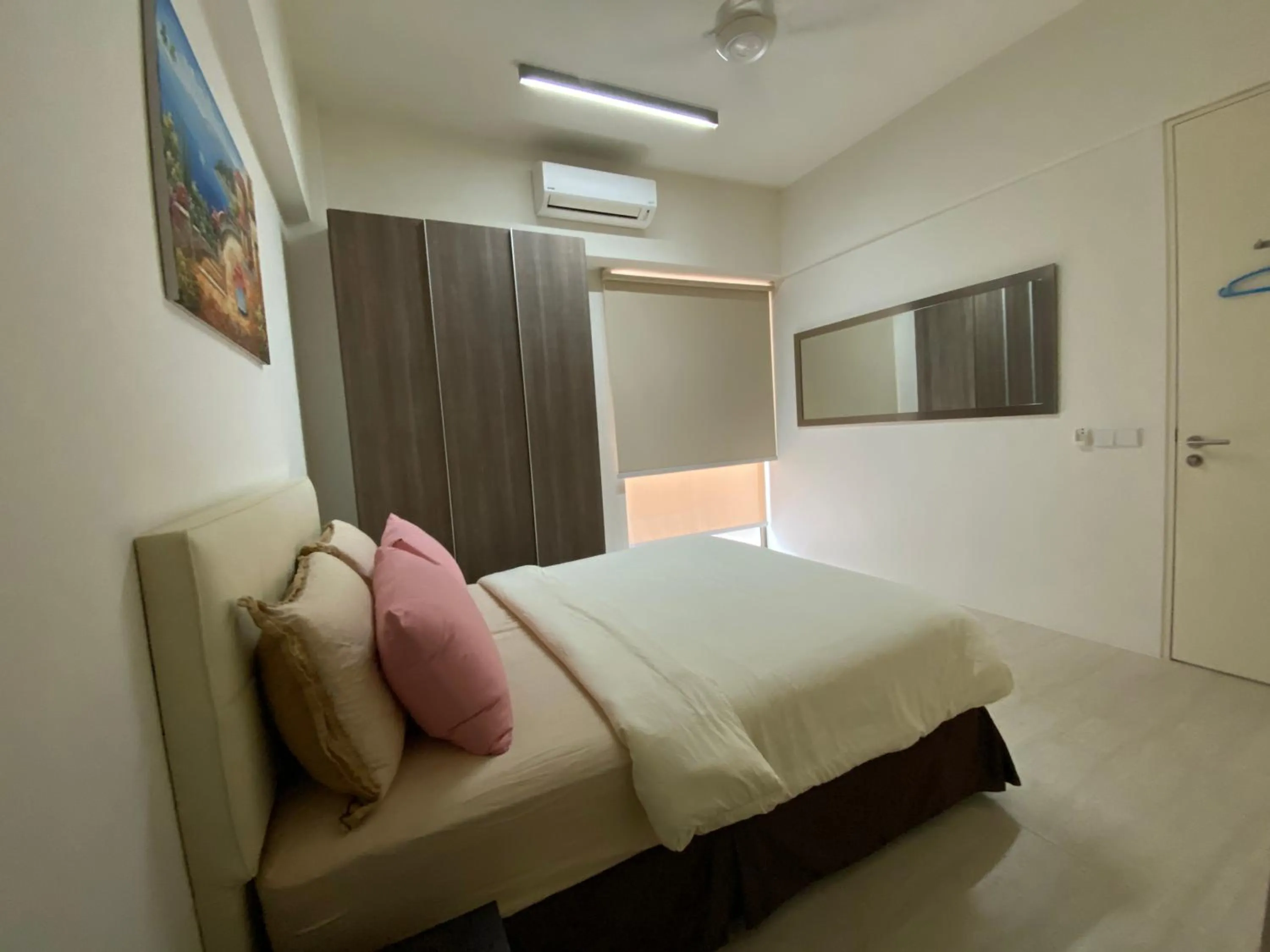 Bed in By The Sea @ Cozy Beachfront Home