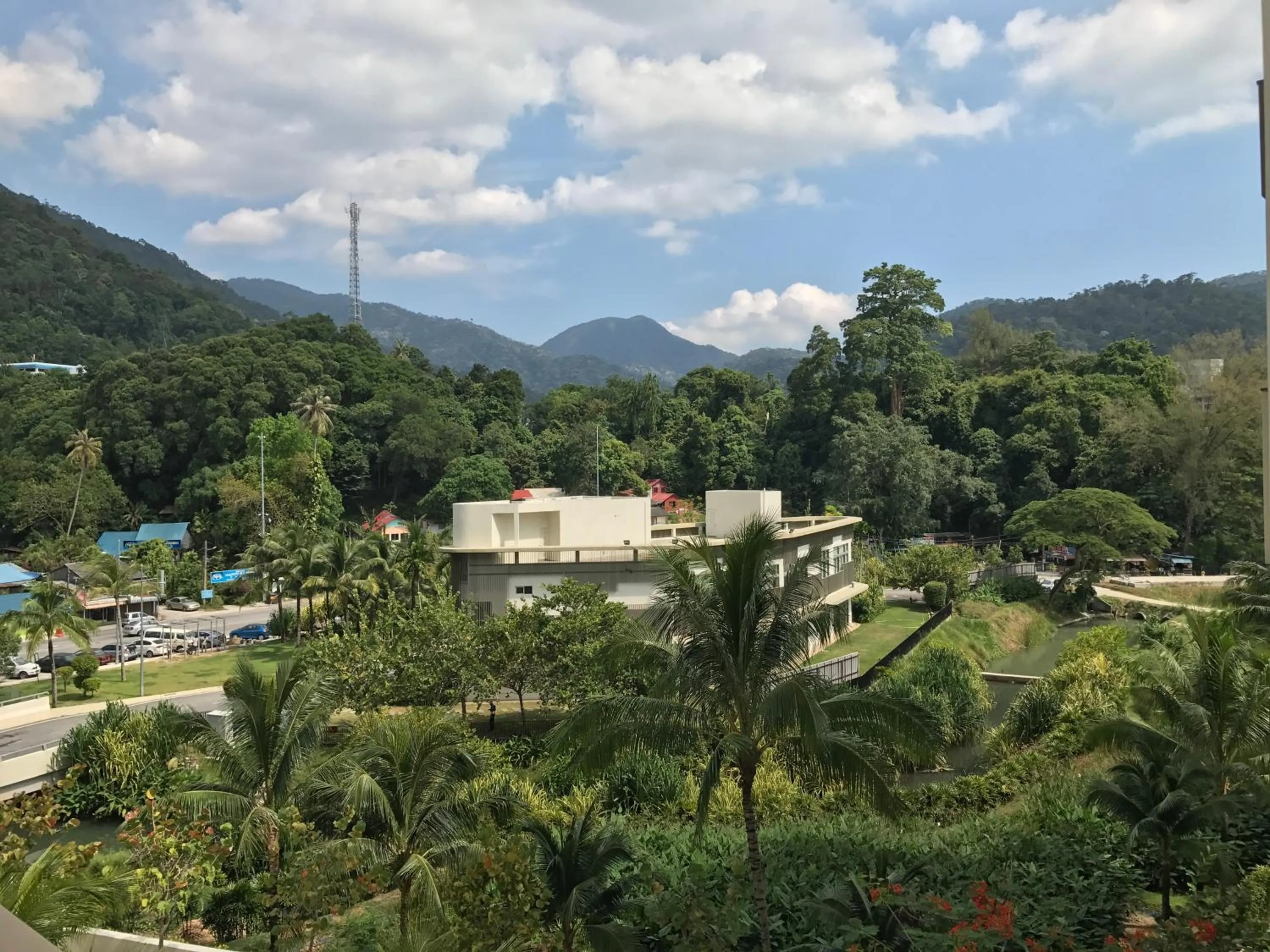 By The Sea @ Cozy Beachfront Home