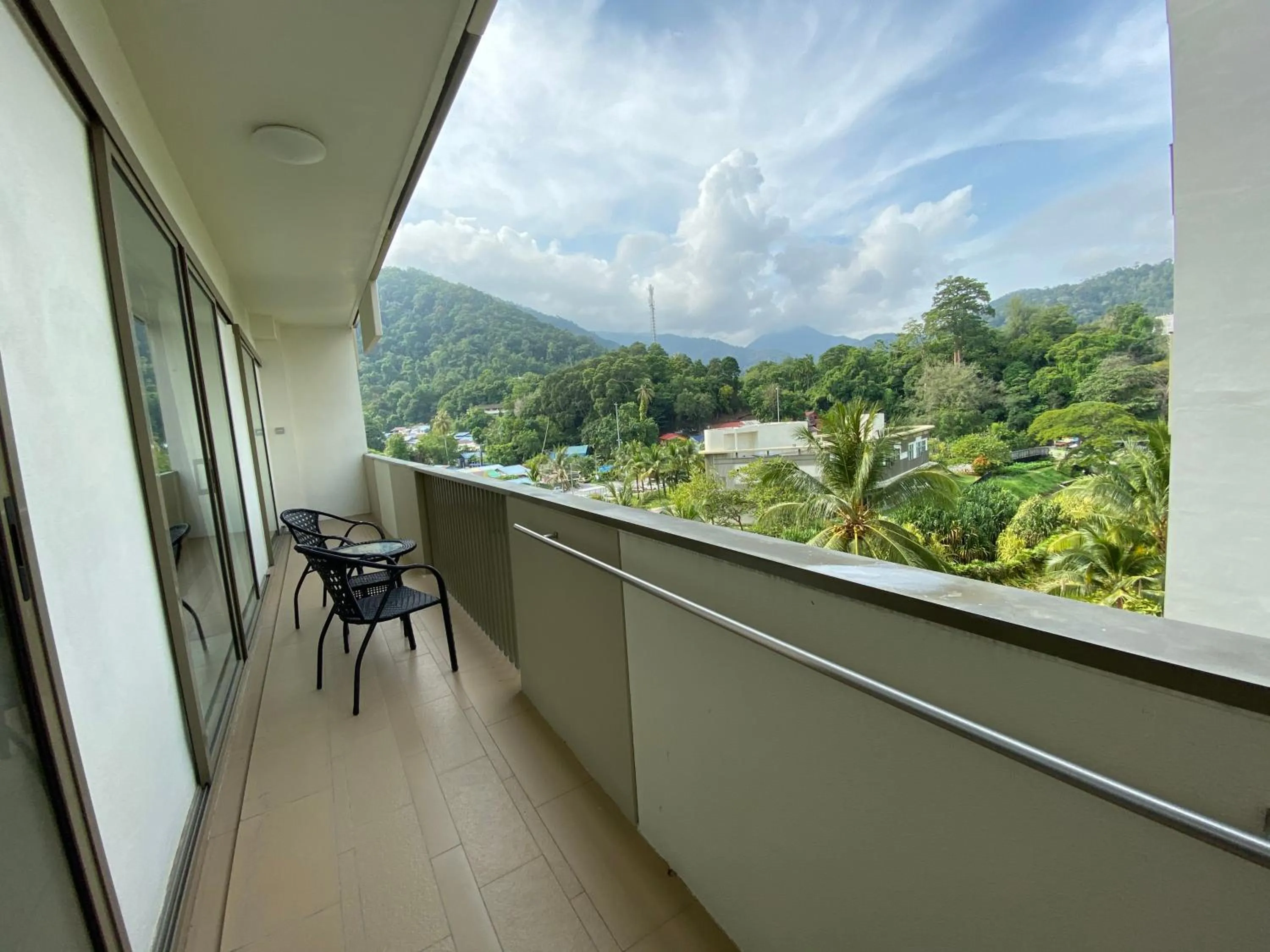 By The Sea @ Cozy Beachfront Home