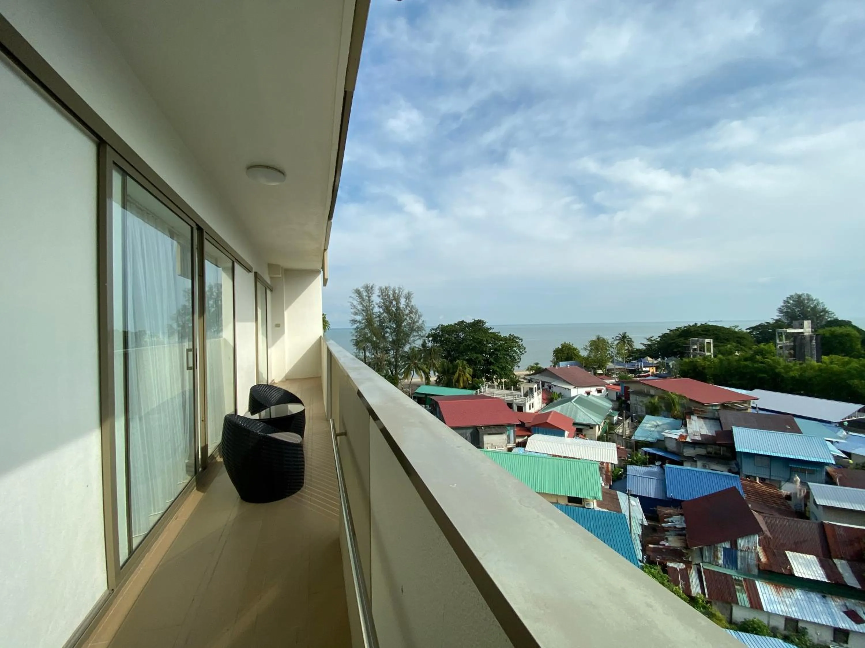 By The Sea @ Cozy Beachfront Home