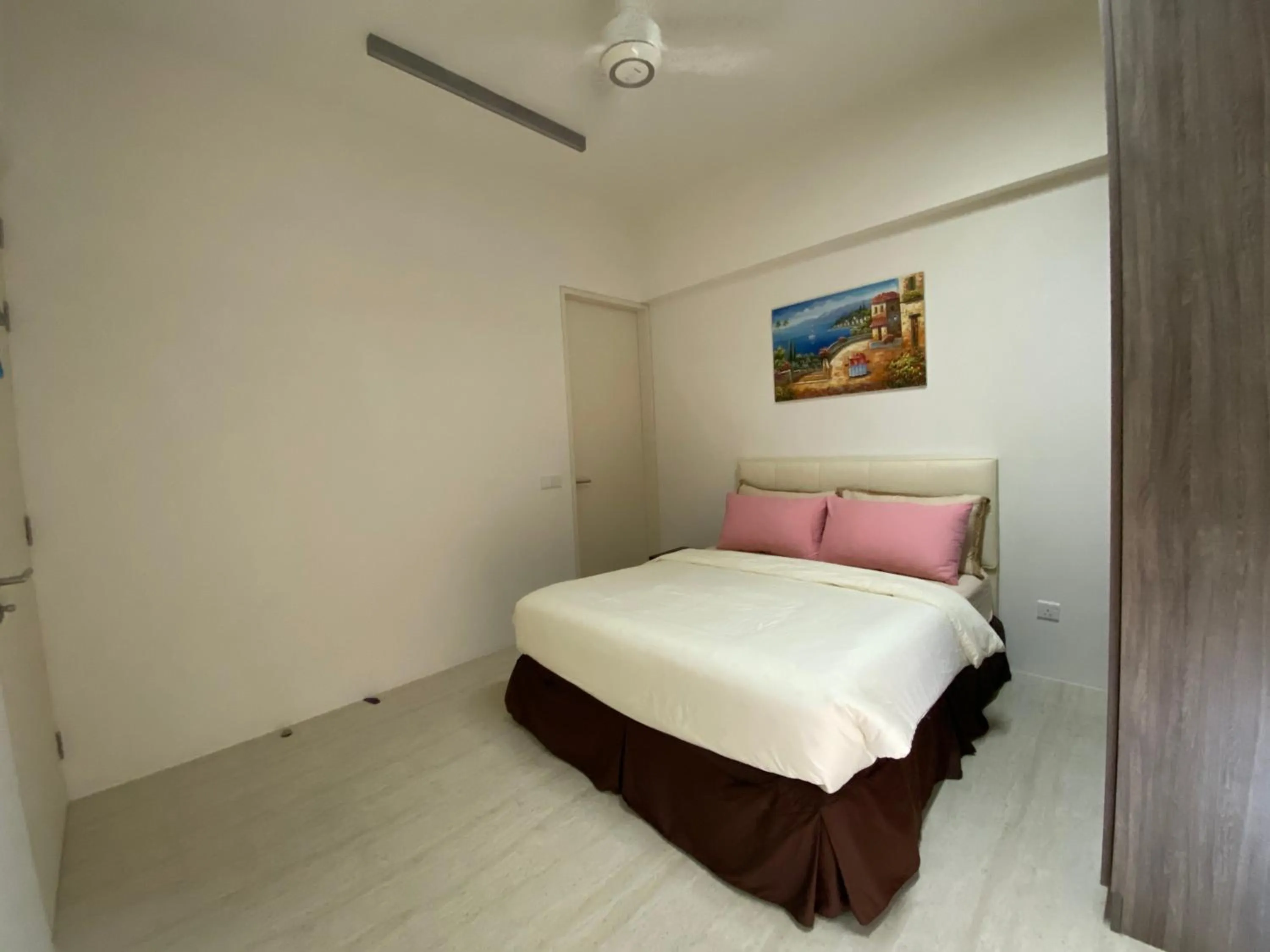 Bed in By The Sea @ Cozy Beachfront Home