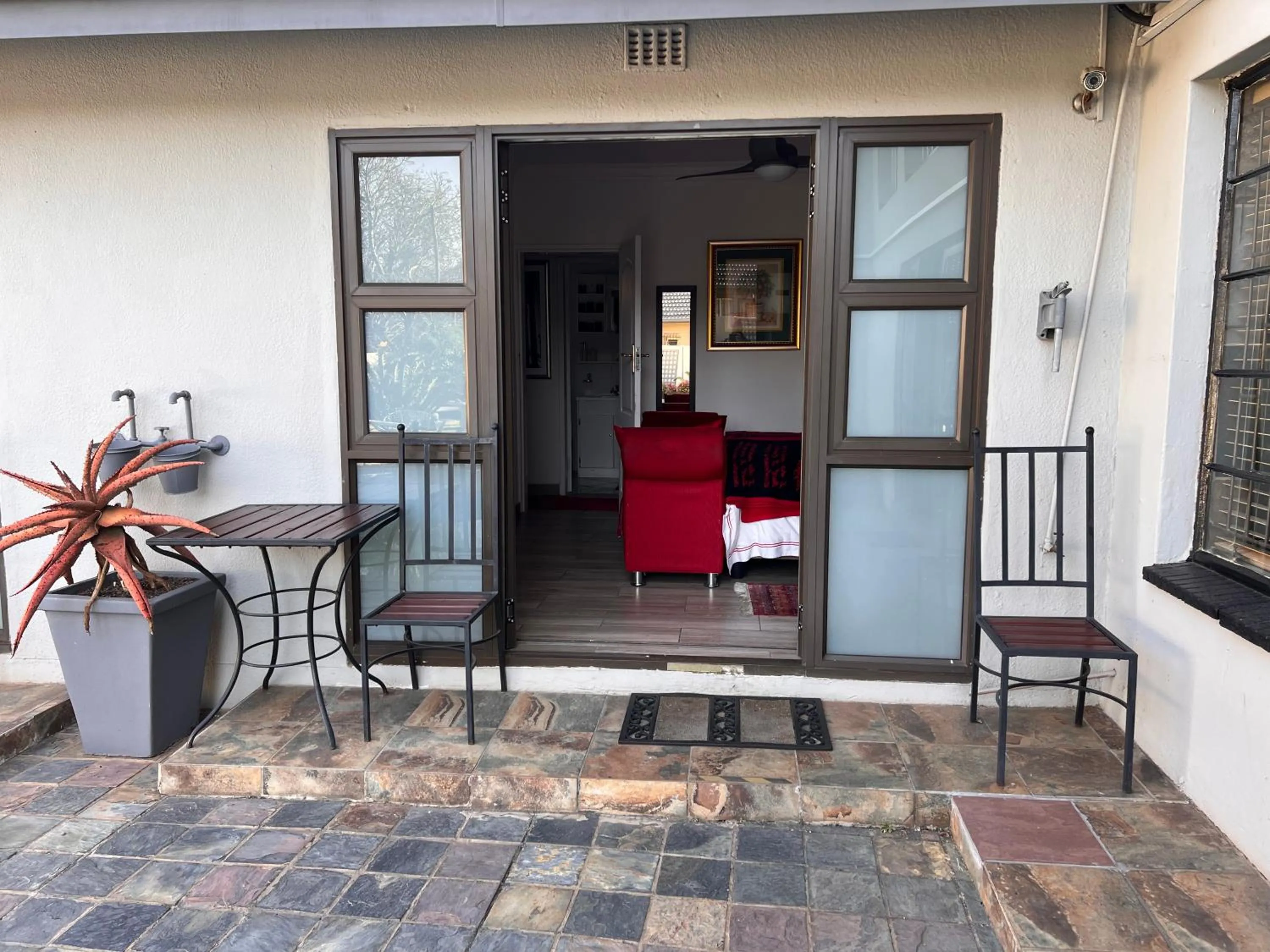 Facade/entrance in 2 Op Terblanche Guesthouse