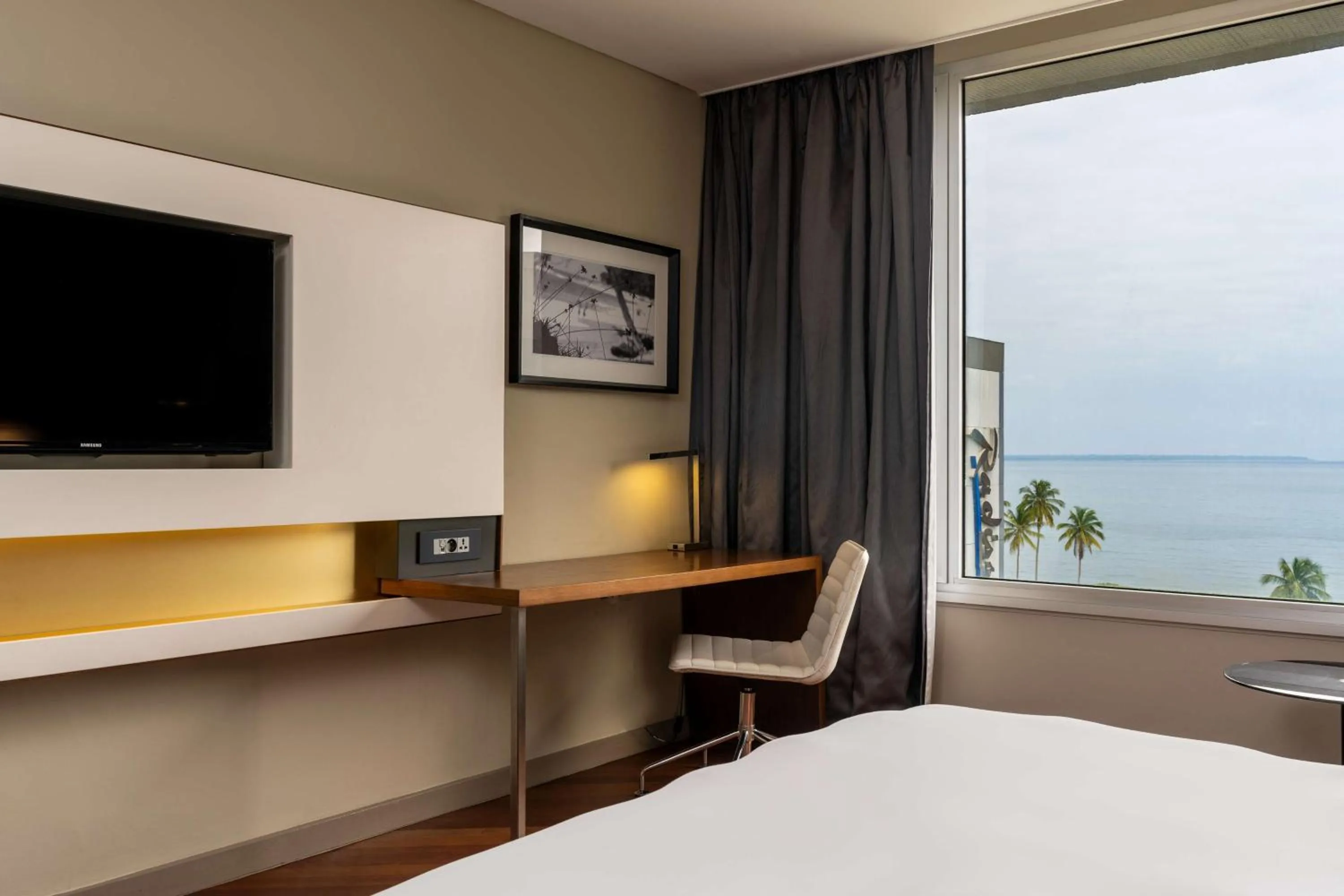 Bedroom, Bed in Radisson Blu Okoume Palace Hotel, Libreville