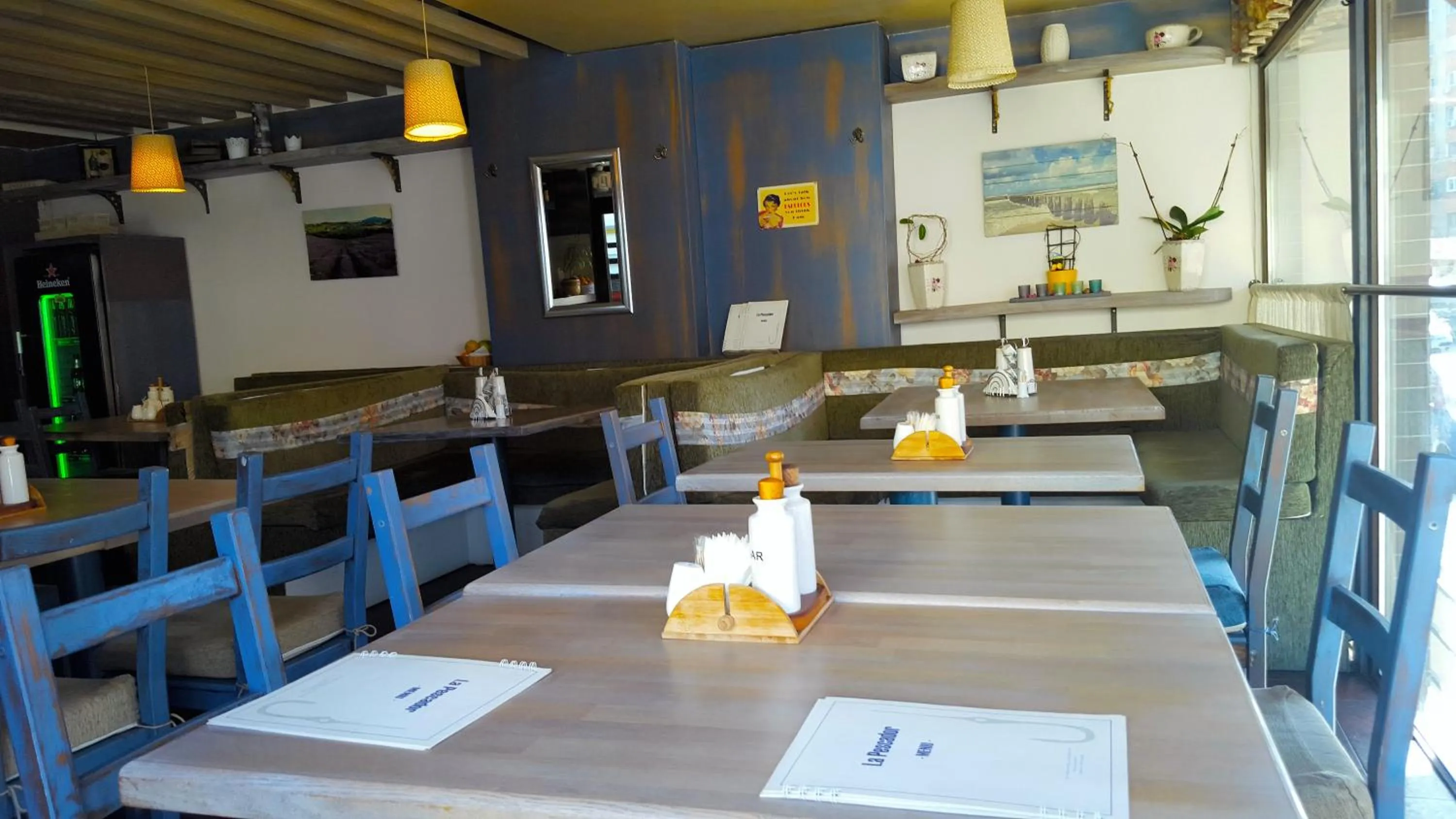 Restaurant/places to eat in Mosilor Apartments