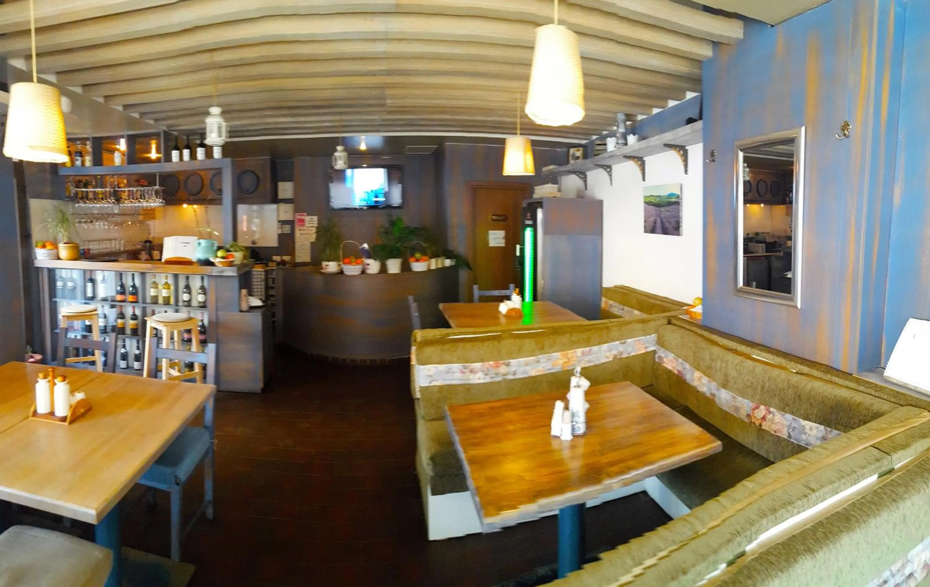 Restaurant/places to eat in Mosilor Apartments