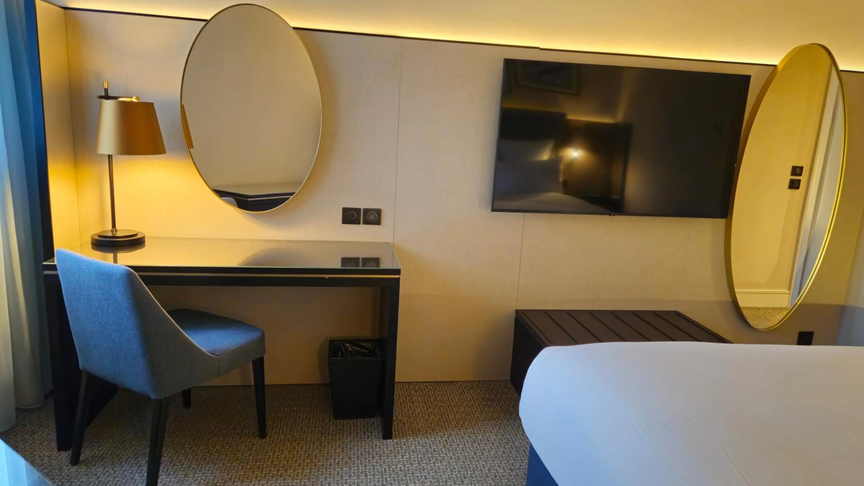 Photo of the whole room, Bed in Columbus Hotel Monte-Carlo, Curio Collection by Hilton