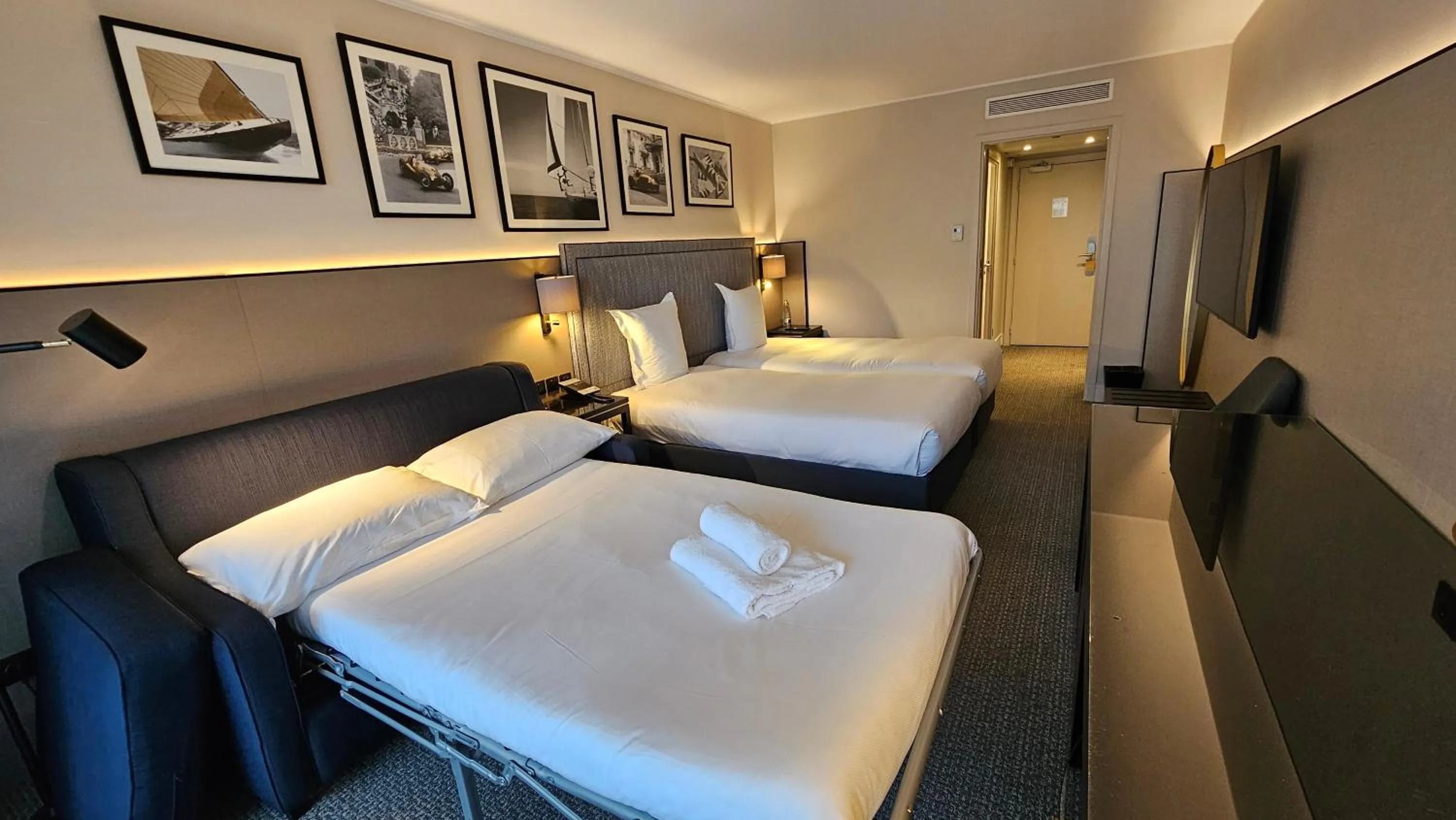 Photo of the whole room, Bed in Columbus Hotel Monte-Carlo, Curio Collection by Hilton