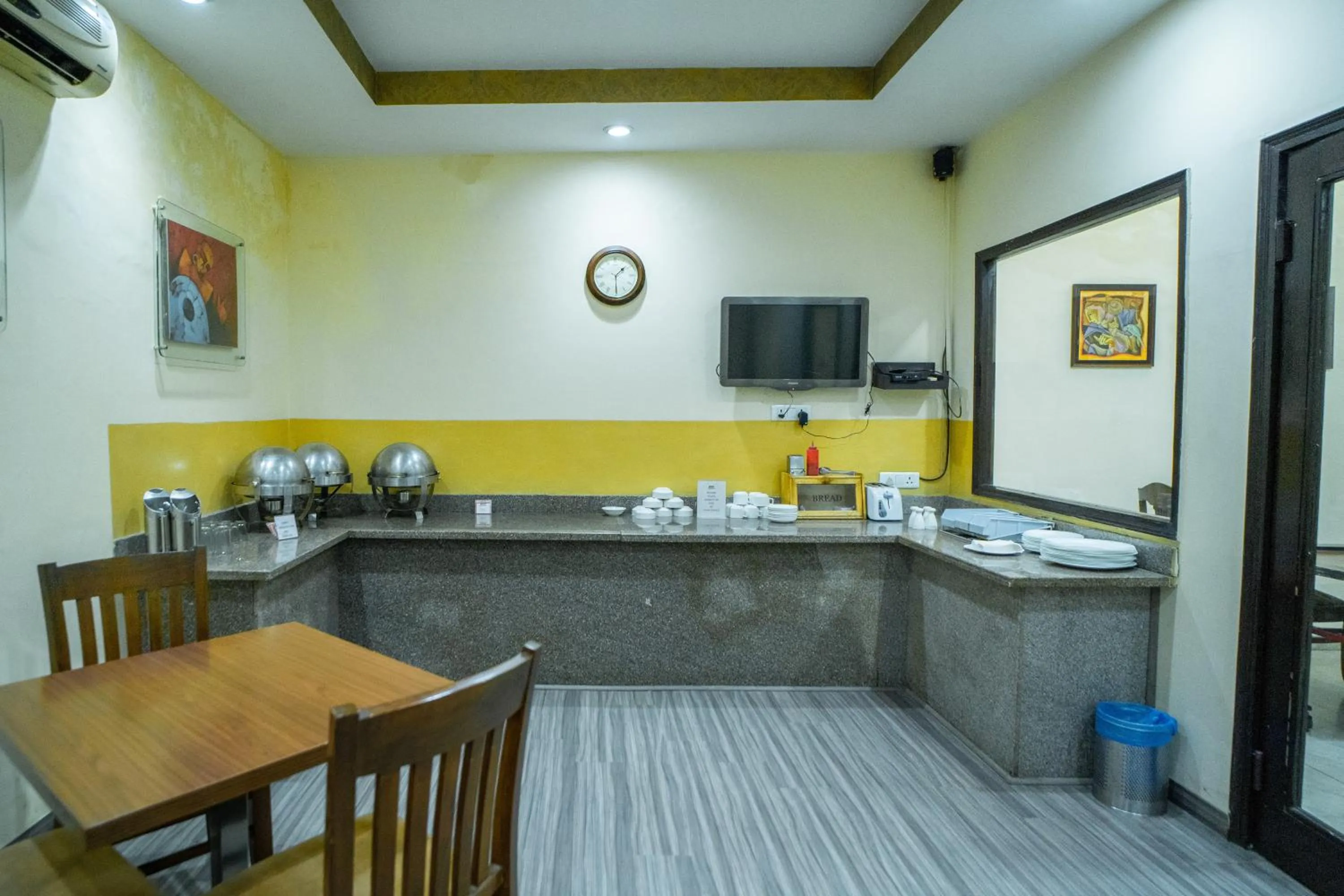 Restaurant/places to eat in Enkay Residency V Block-Cyber City