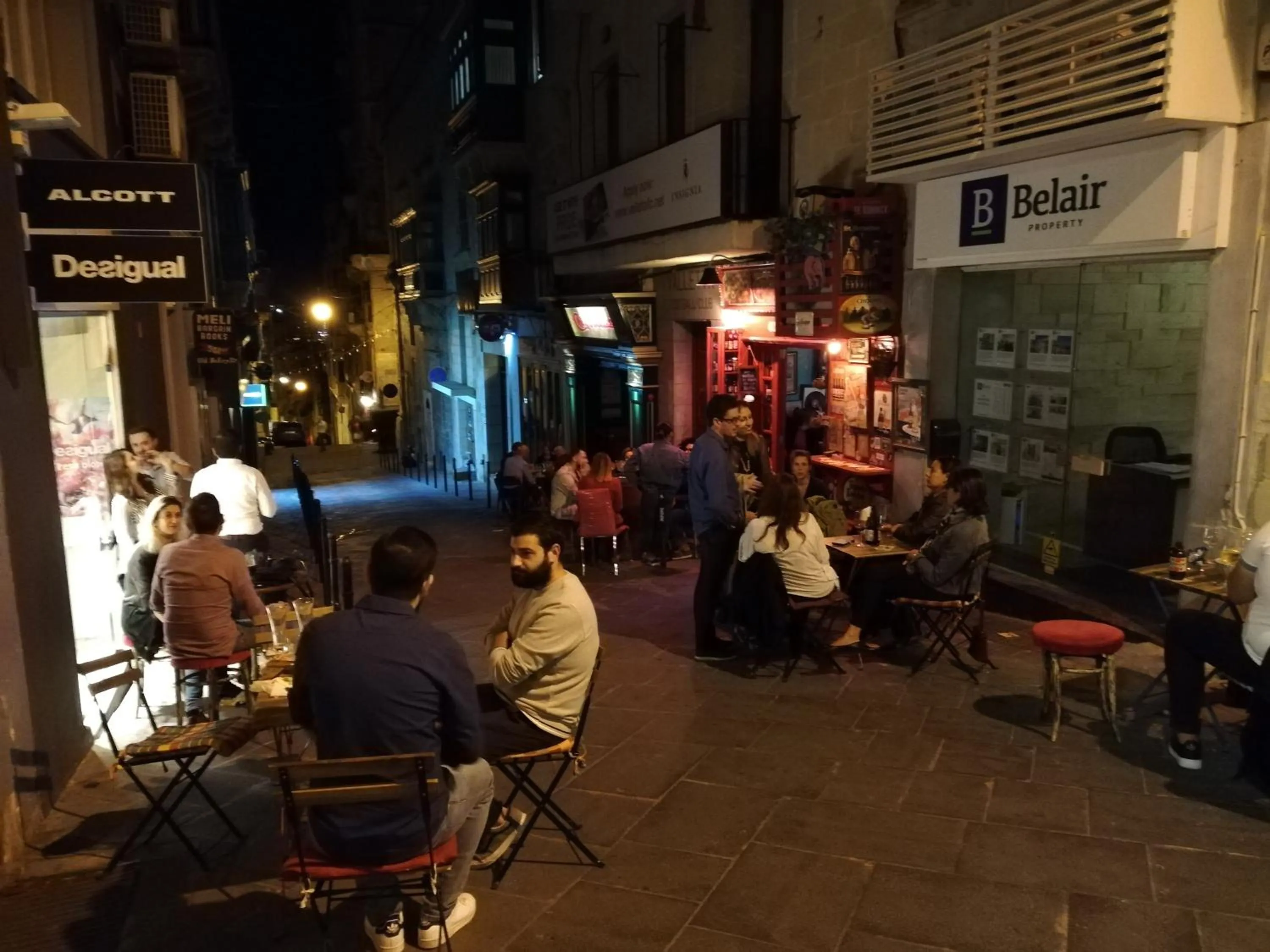 Restaurant/places to eat in Three Cities Apartments