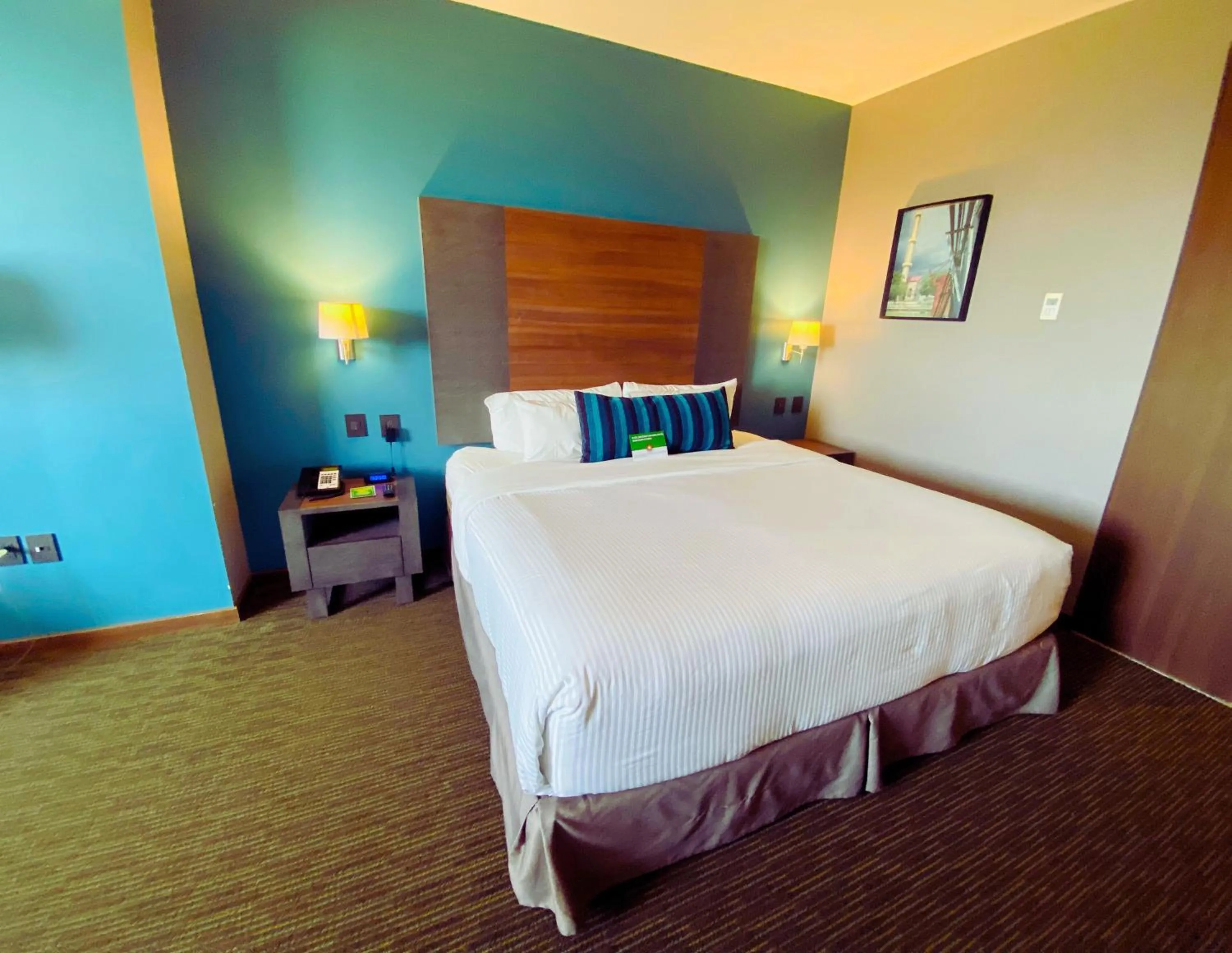 Photo of the whole room, Bed in La Quinta by Wyndham Aguascalientes