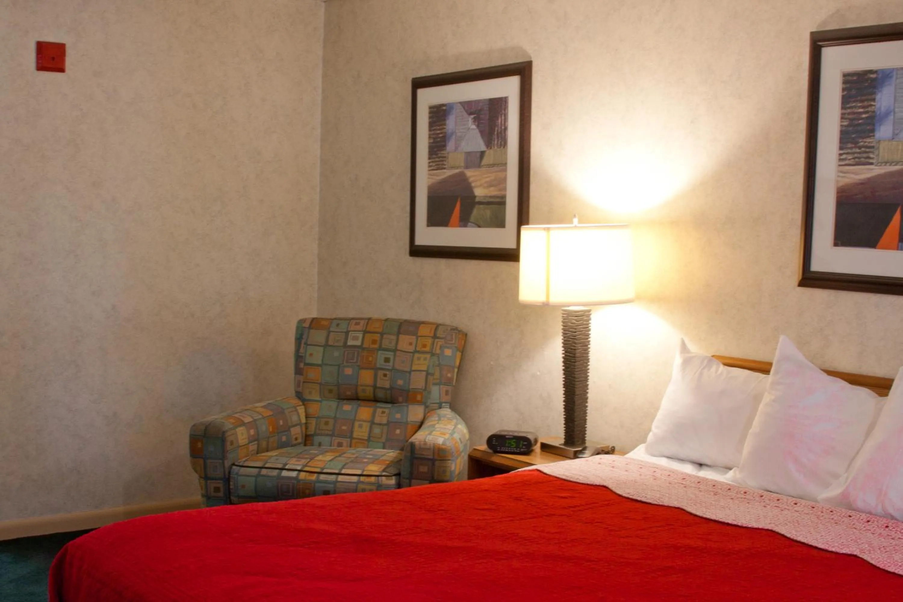 Photo of the whole room, Bed in Anchorage Inn Burlington