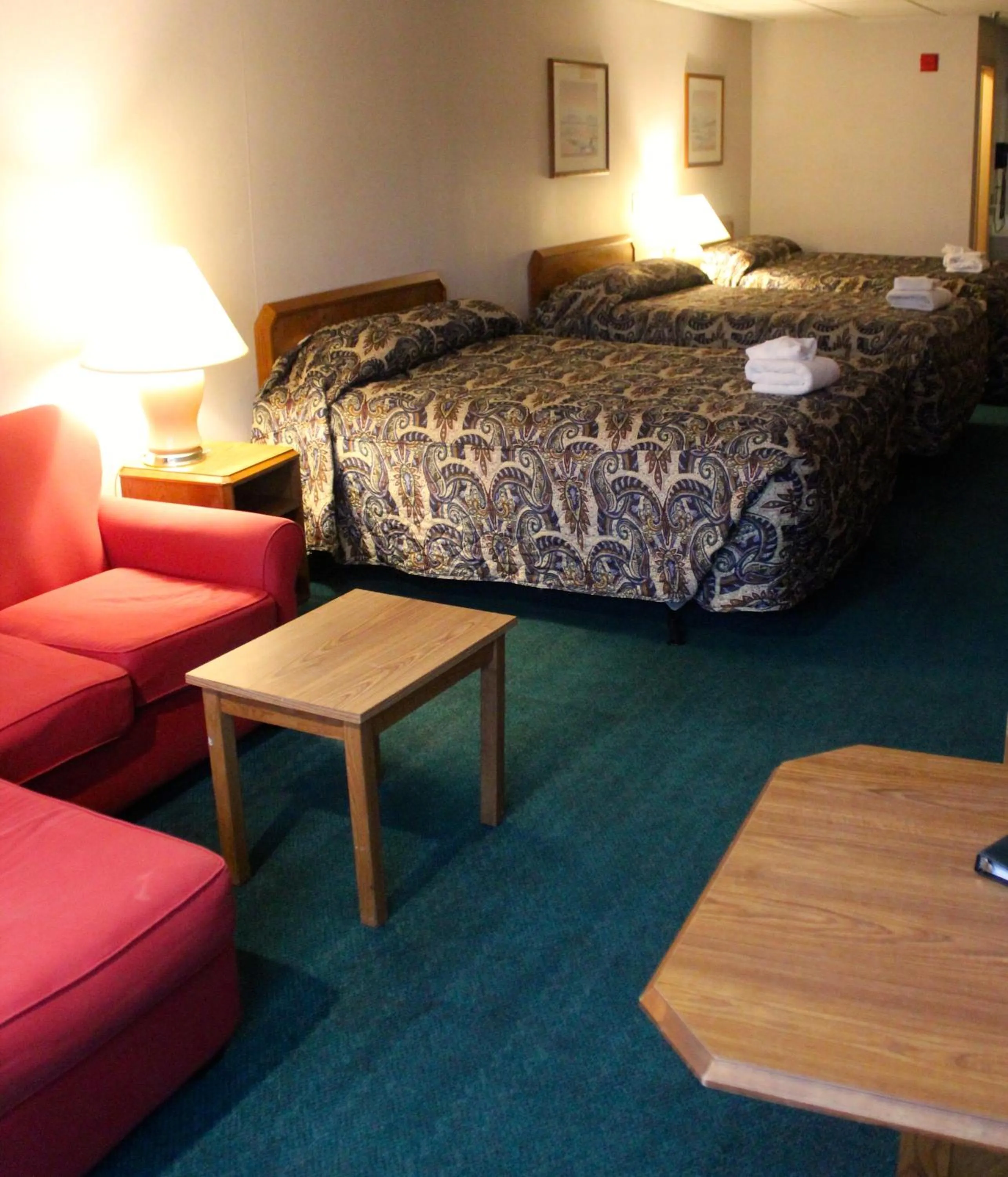 Photo of the whole room, Bed in Anchorage Inn Burlington