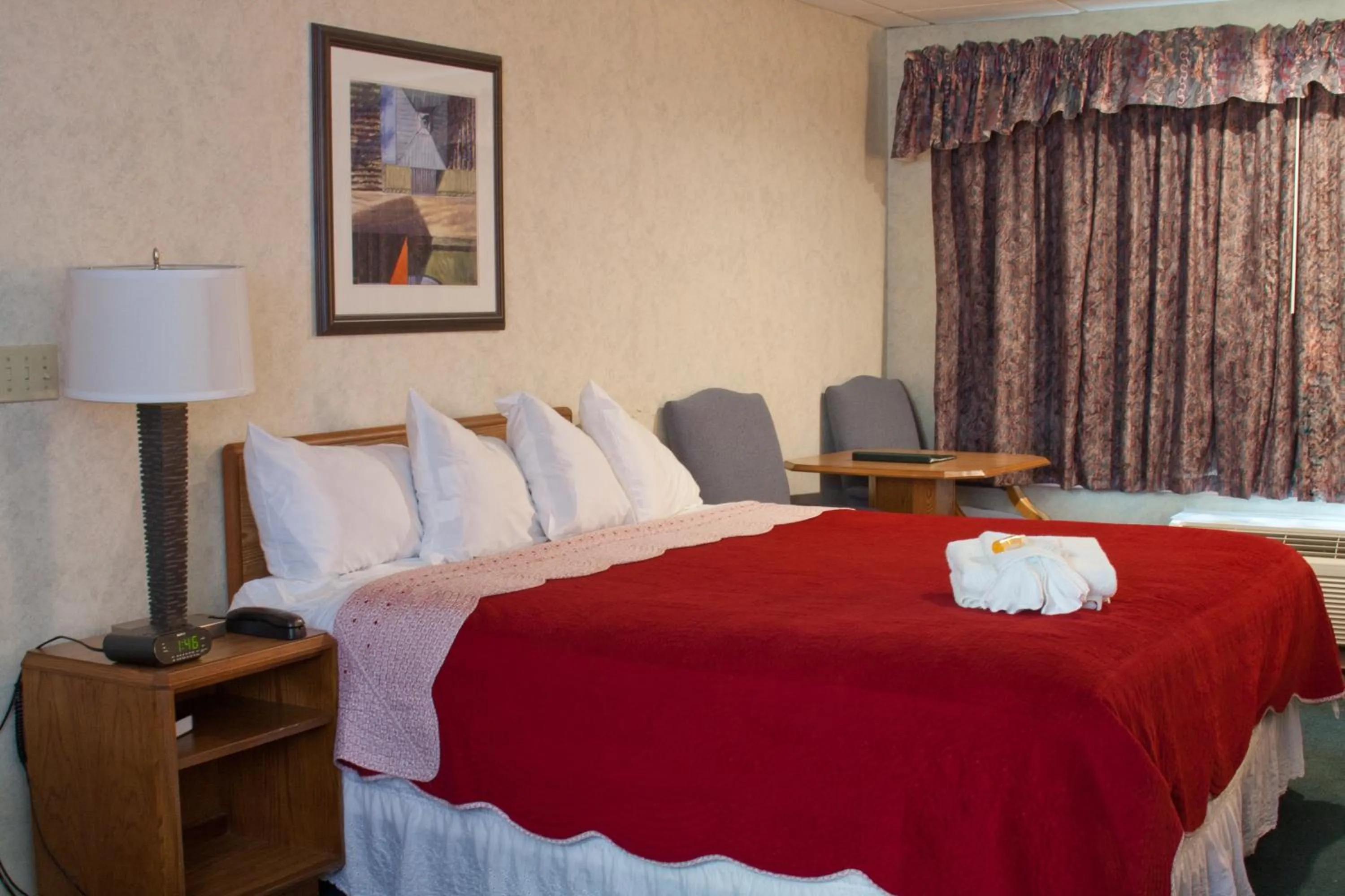 Photo of the whole room, Bed in Anchorage Inn Burlington