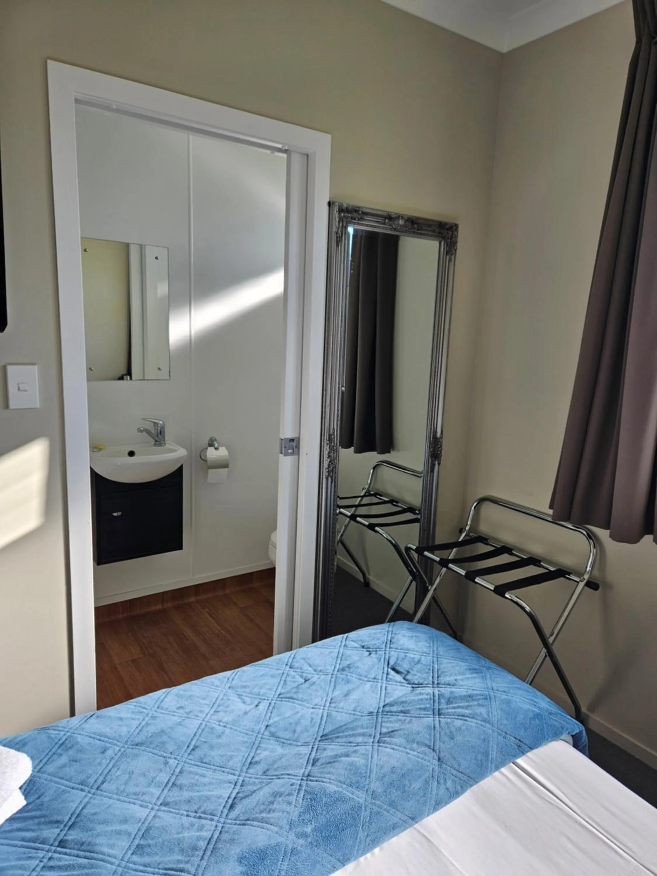 Bed in FatOwl Motel, Bar & Eatery