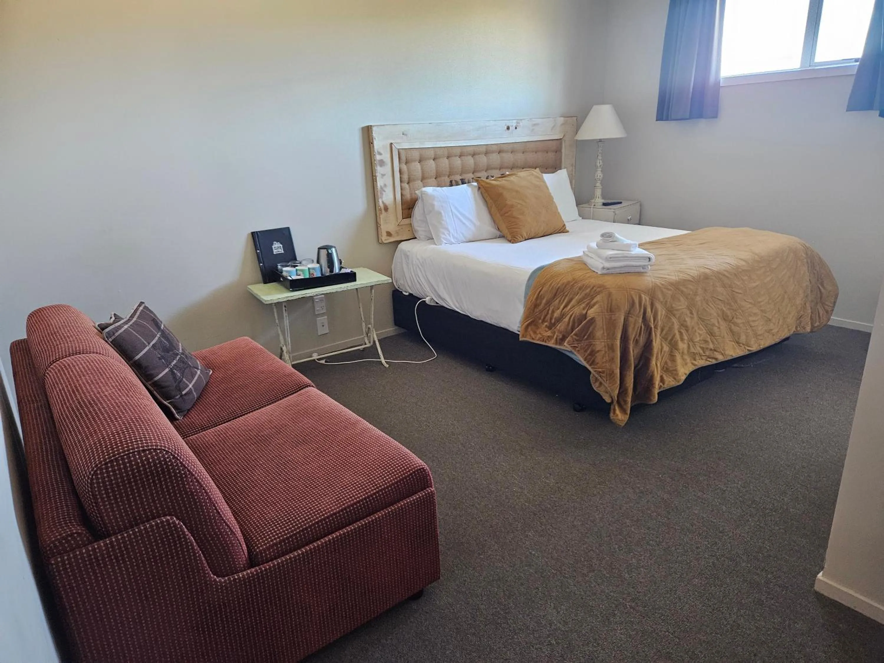 Bed in FatOwl Motel, Bar & Eatery