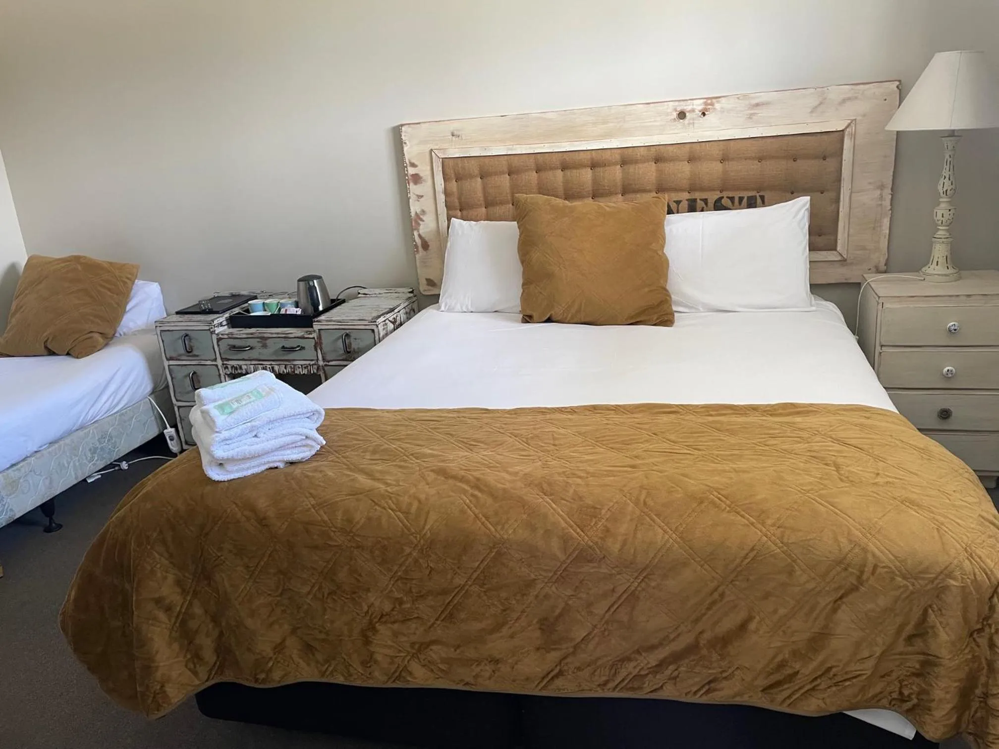 Bed in FatOwl Motel, Bar & Eatery