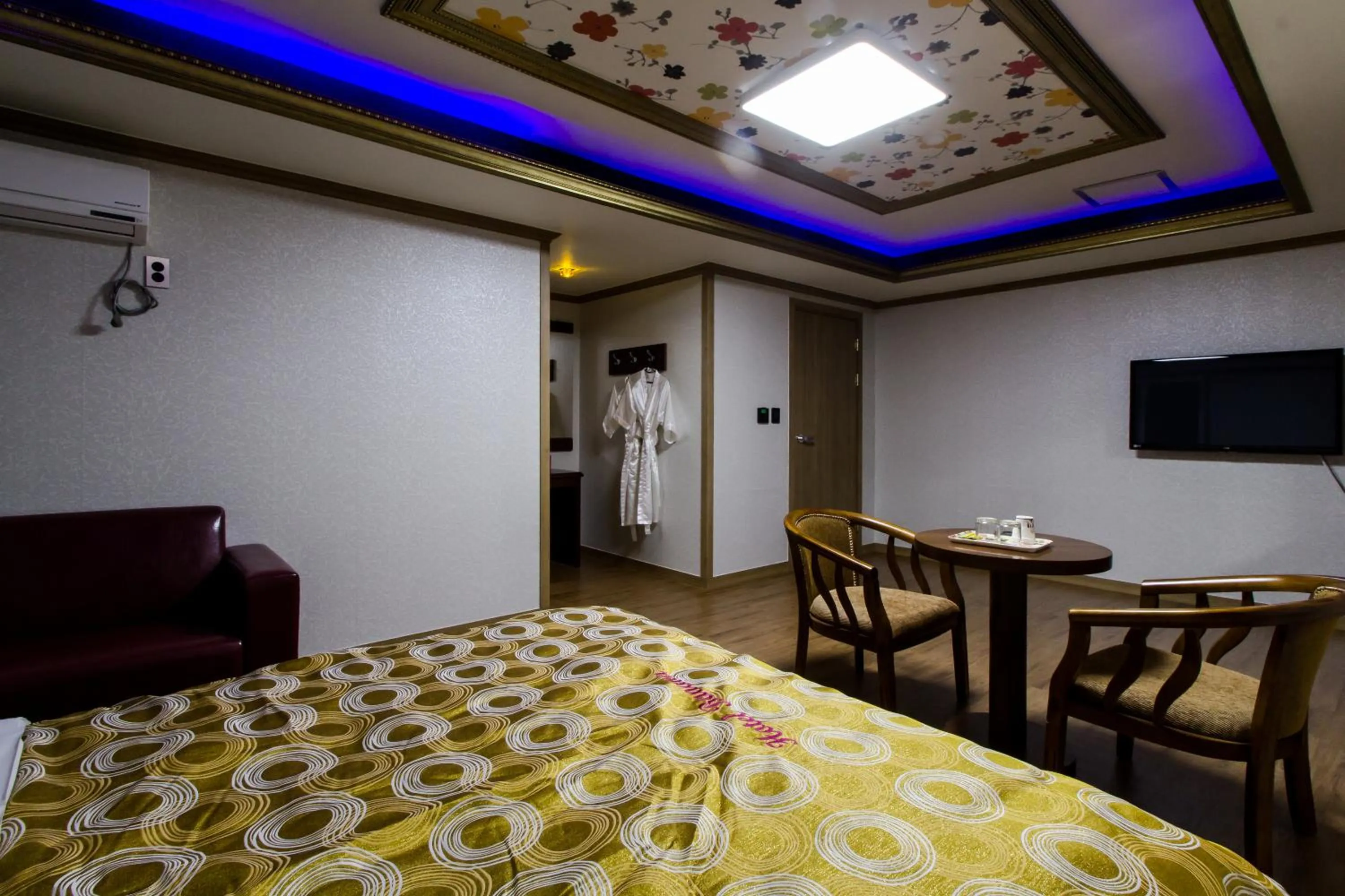 TV/Entertainment Center in GuangJu Hotel Banana