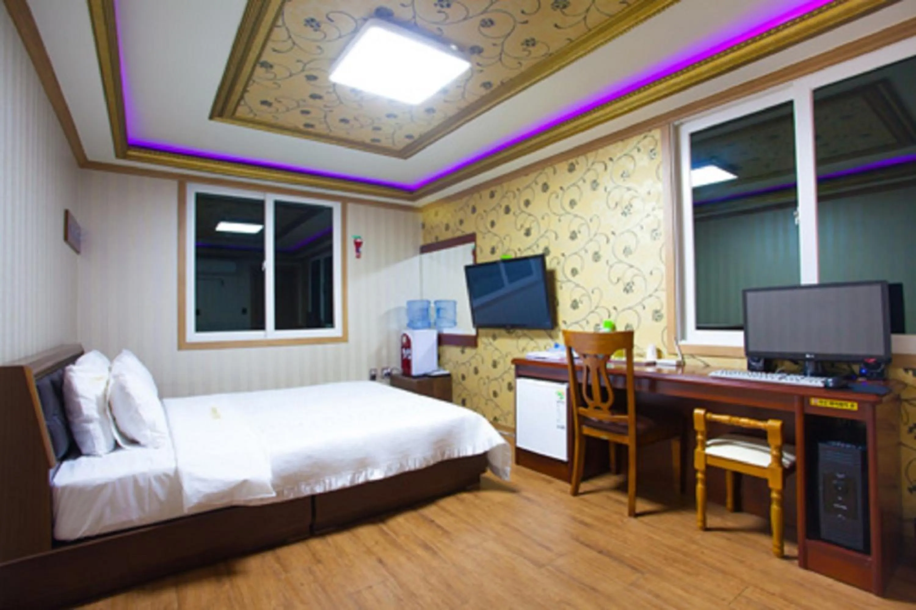 TV/Entertainment Center in GuangJu Hotel Banana