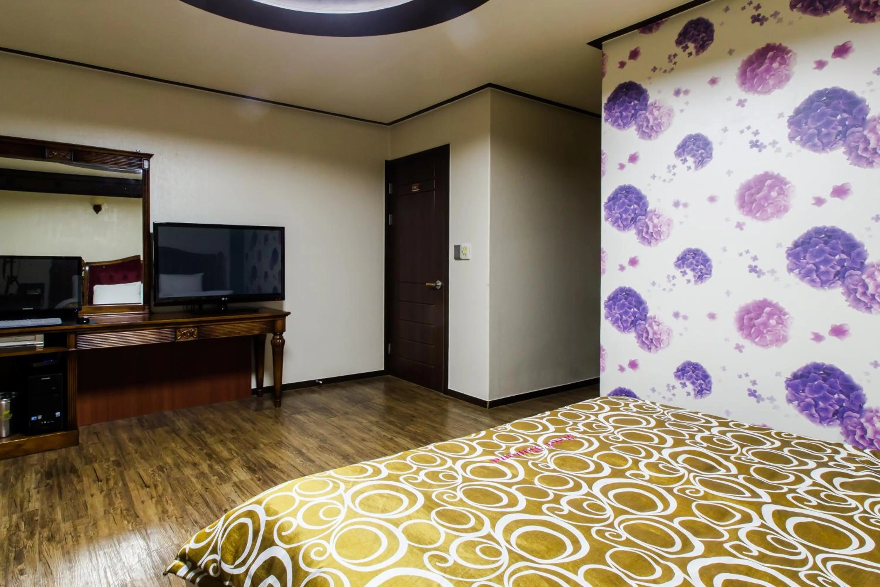 TV/Entertainment Center in GuangJu Hotel Banana