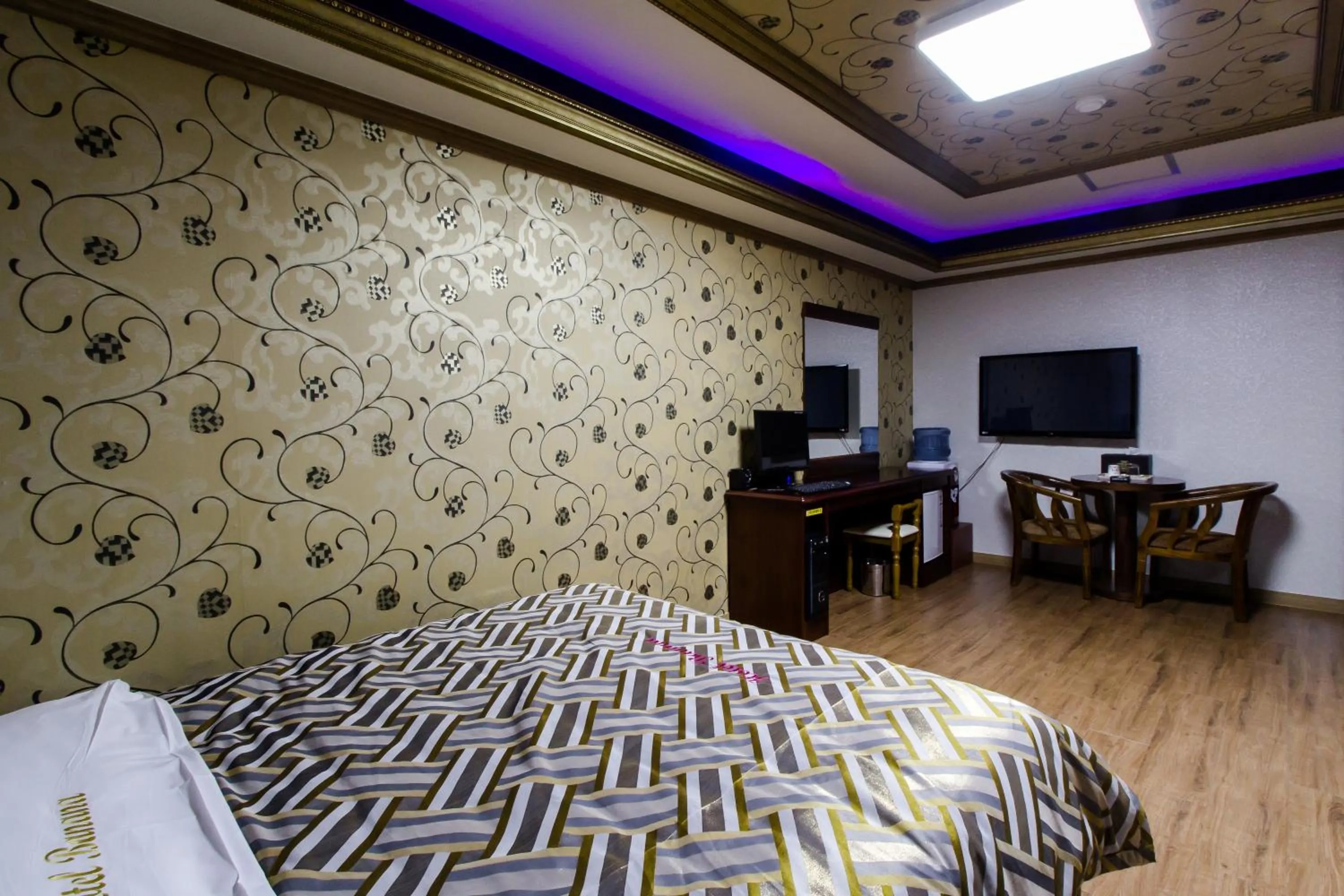 TV/Entertainment Center in GuangJu Hotel Banana